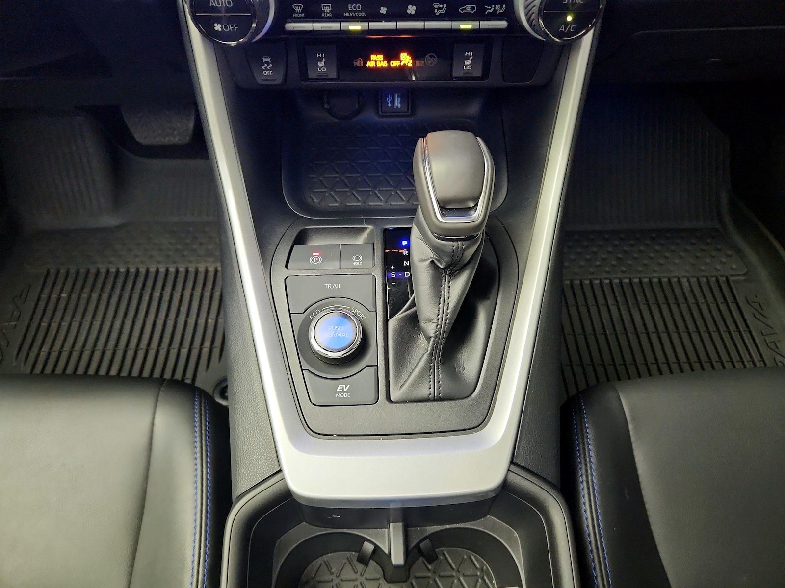 2024 Toyota RAV4 XSE - Photo 16