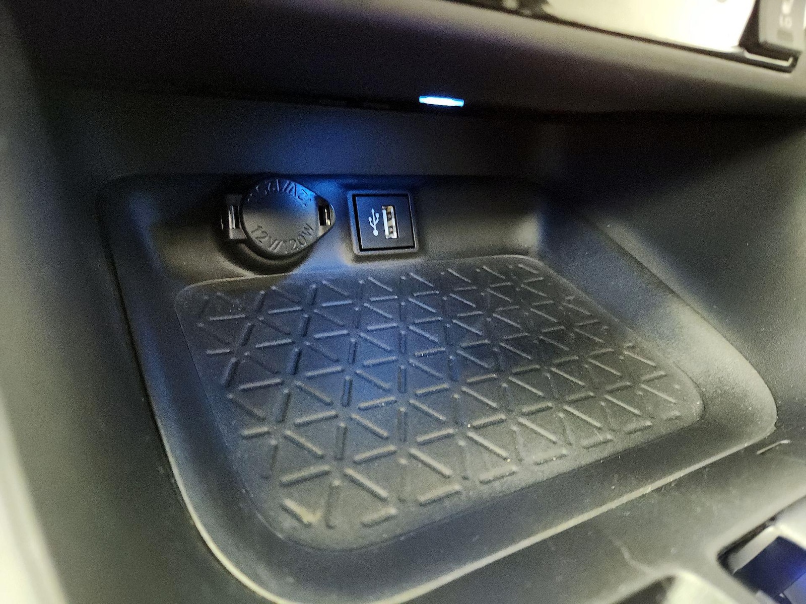 2024 Toyota RAV4 XSE - Photo 17