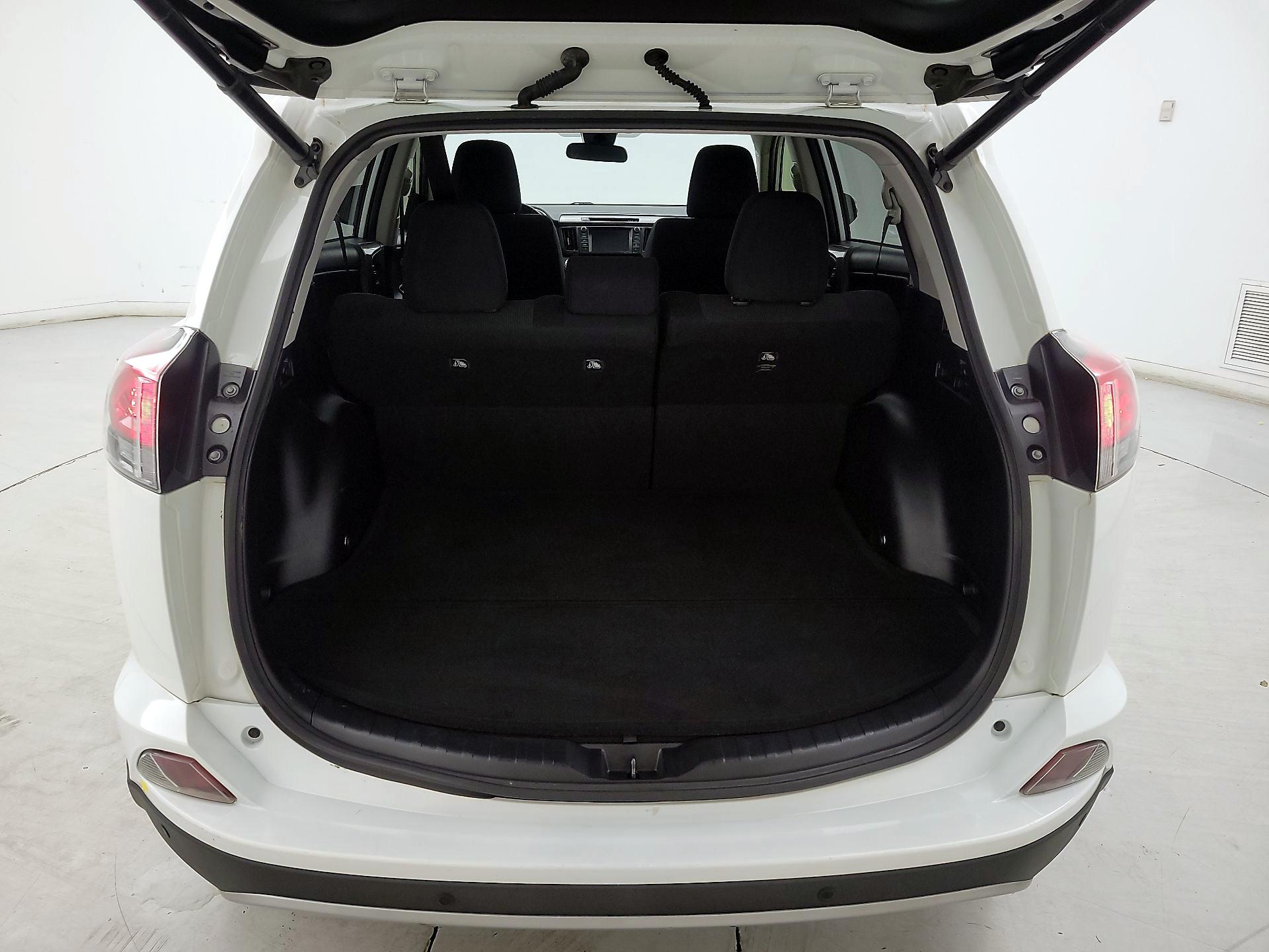 Thumbnail: 2018 Toyota RAV4 - 20