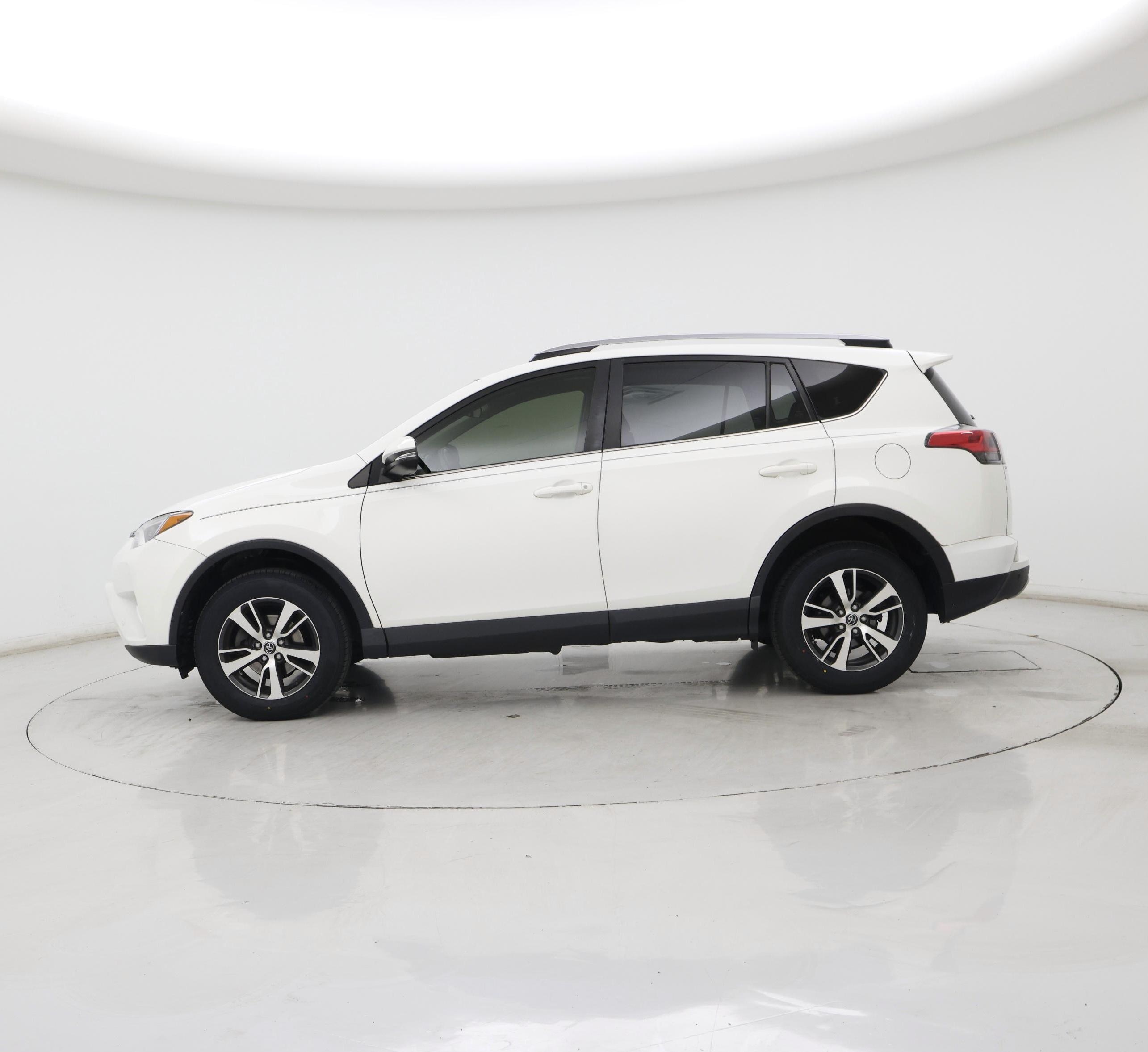 Thumbnail: 2018 Toyota RAV4 - 3
