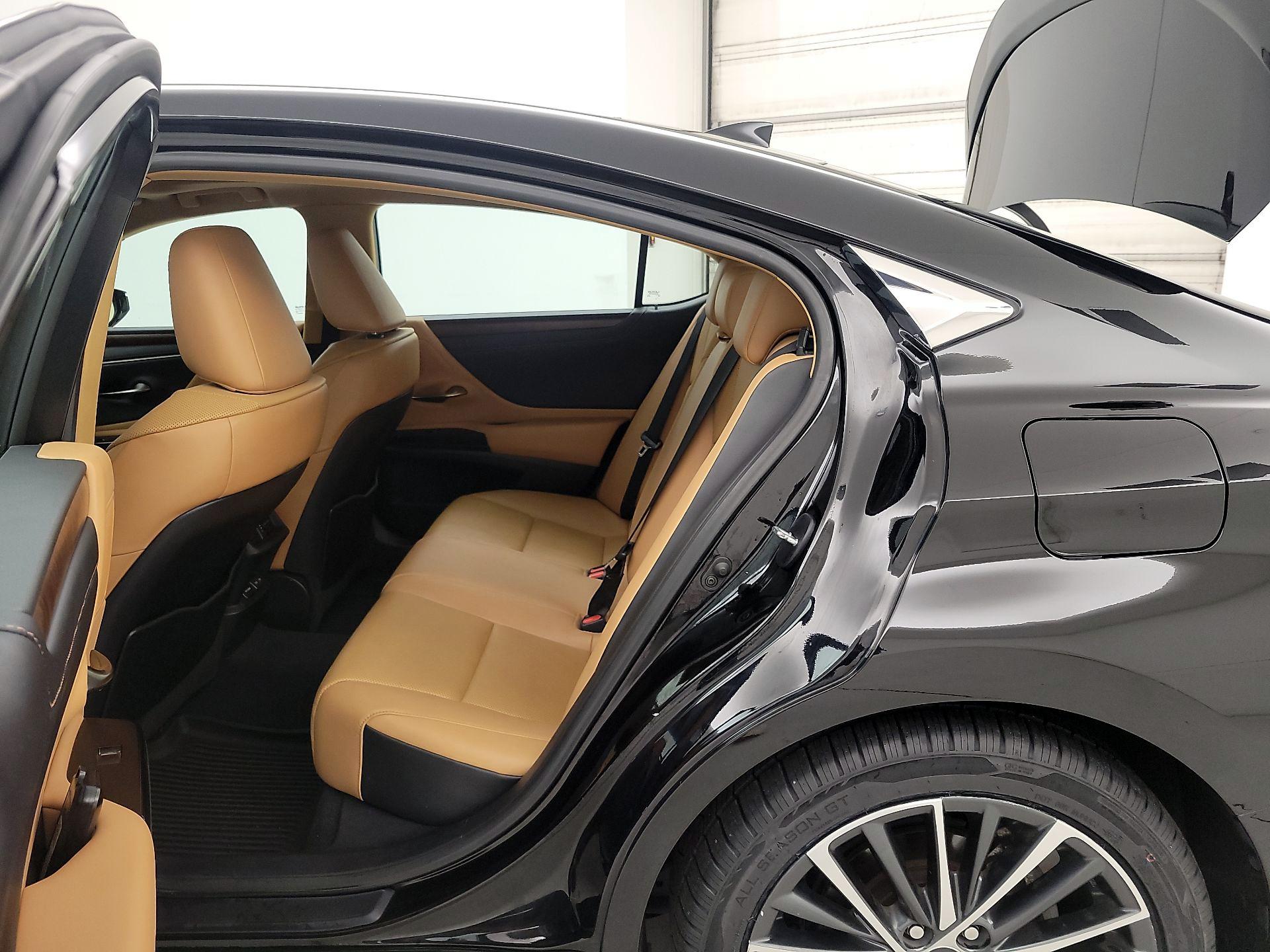 Thumbnail: 2022 Lexus ES - 18