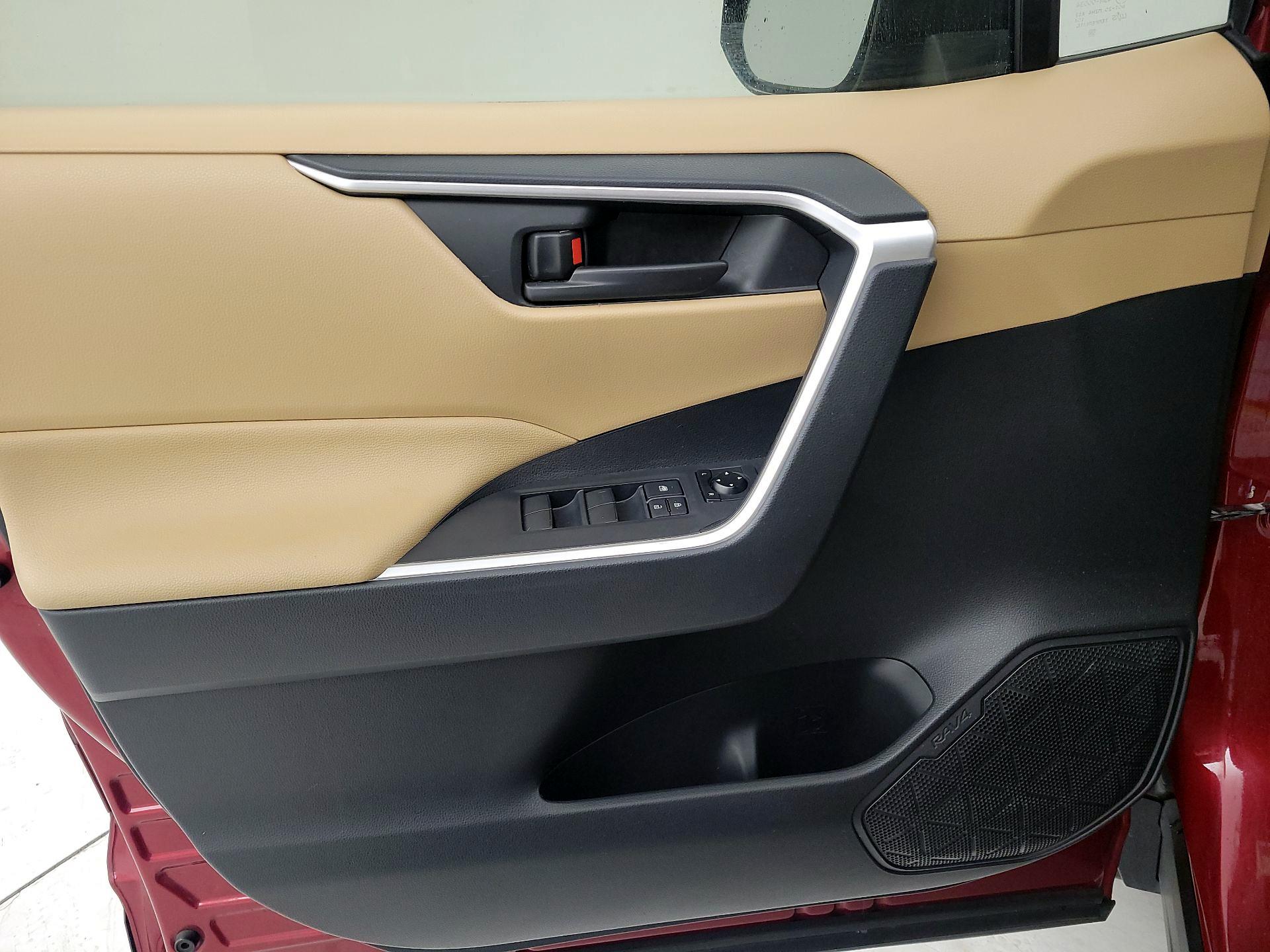 Thumbnail: 2019 Toyota RAV4 - 12