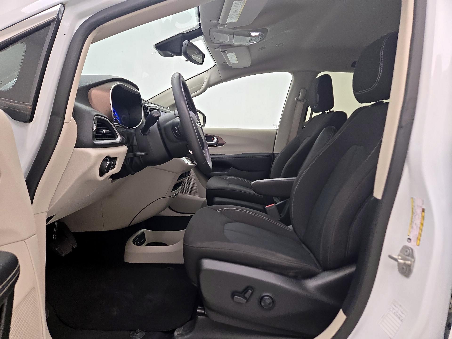 Thumbnail: 2023 Chrysler Voyager - 11