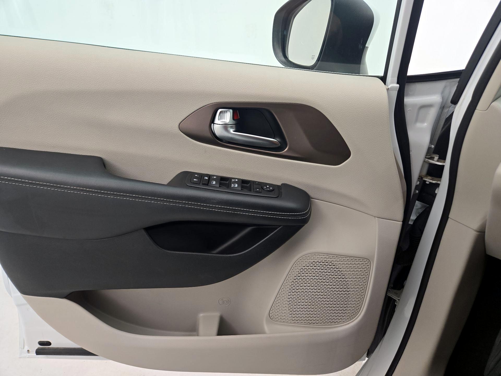 Thumbnail: 2023 Chrysler Voyager - 12