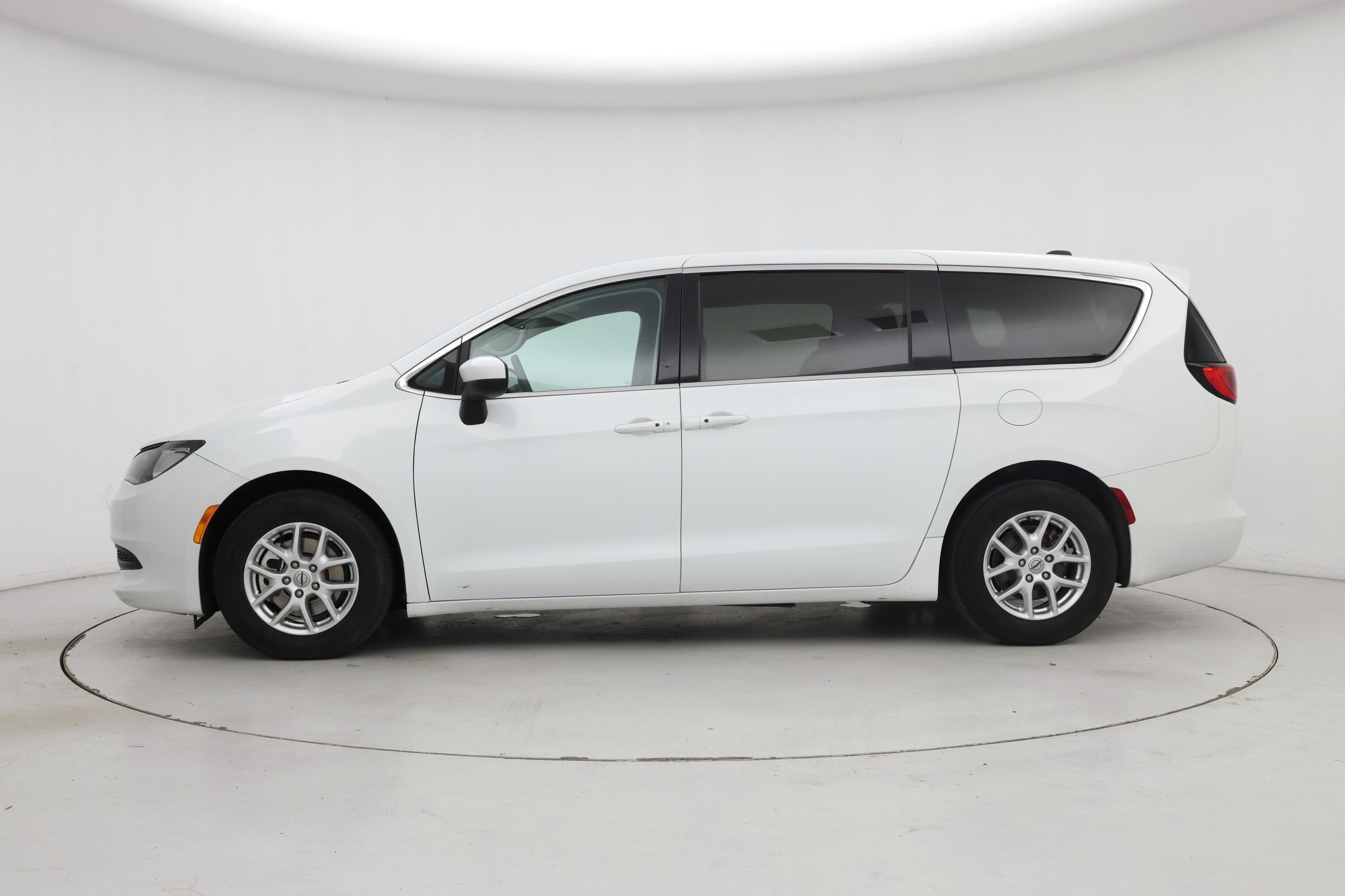 Thumbnail: 2023 Chrysler Voyager - 3
