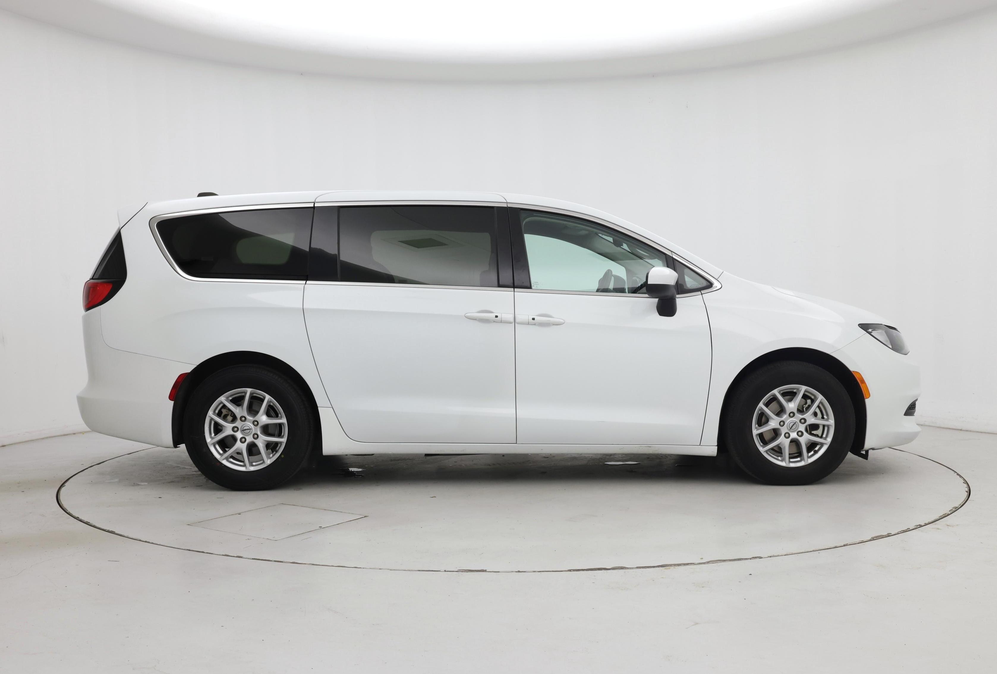 Thumbnail: 2023 Chrysler Voyager - 7
