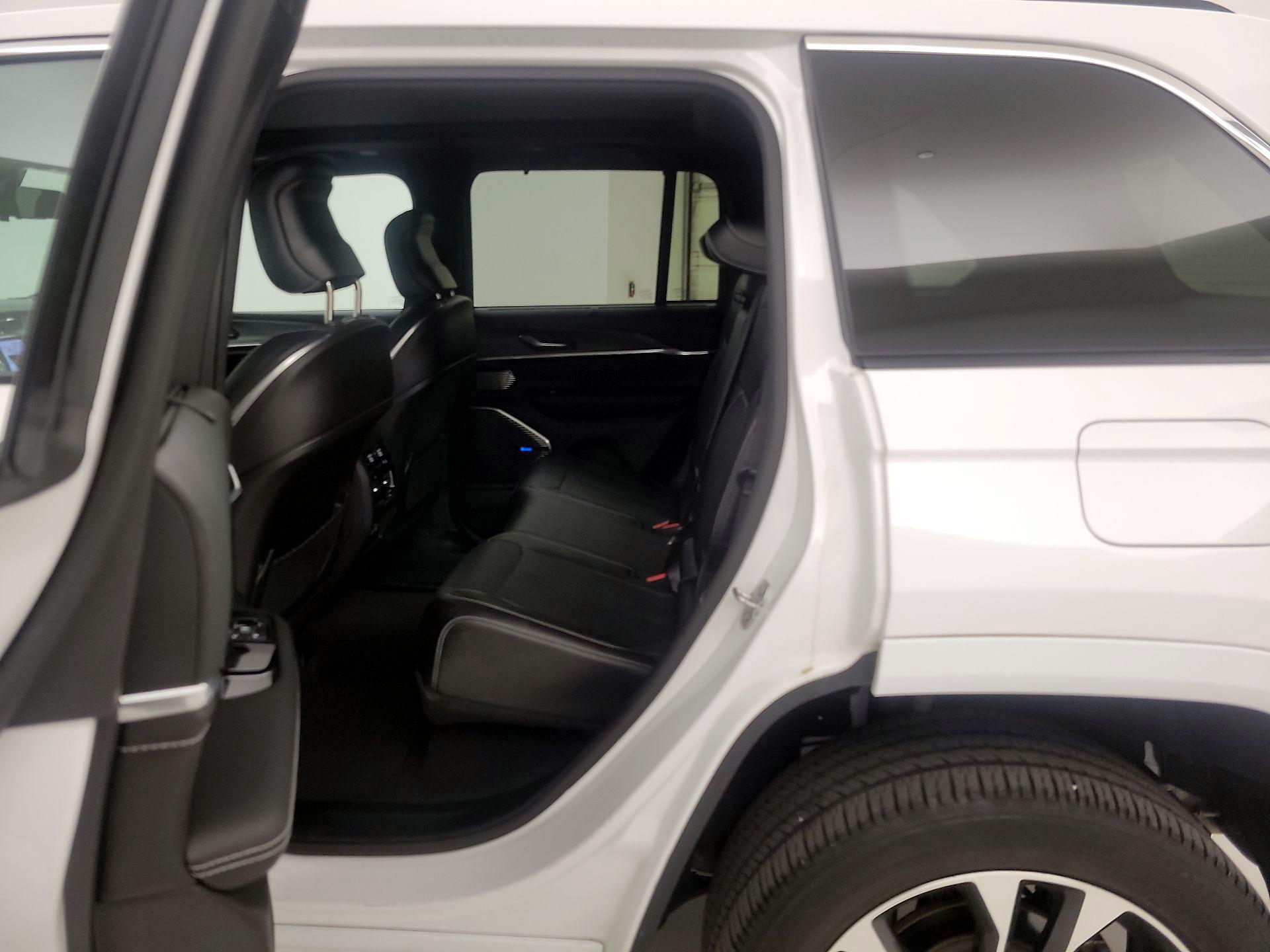 Thumbnail: 2023 Jeep Grand Cherokee - 18