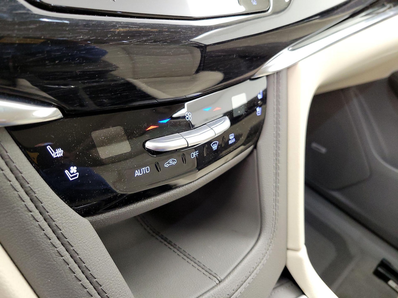 2023 Cadillac XT6 Premium Luxury - Photo 18
