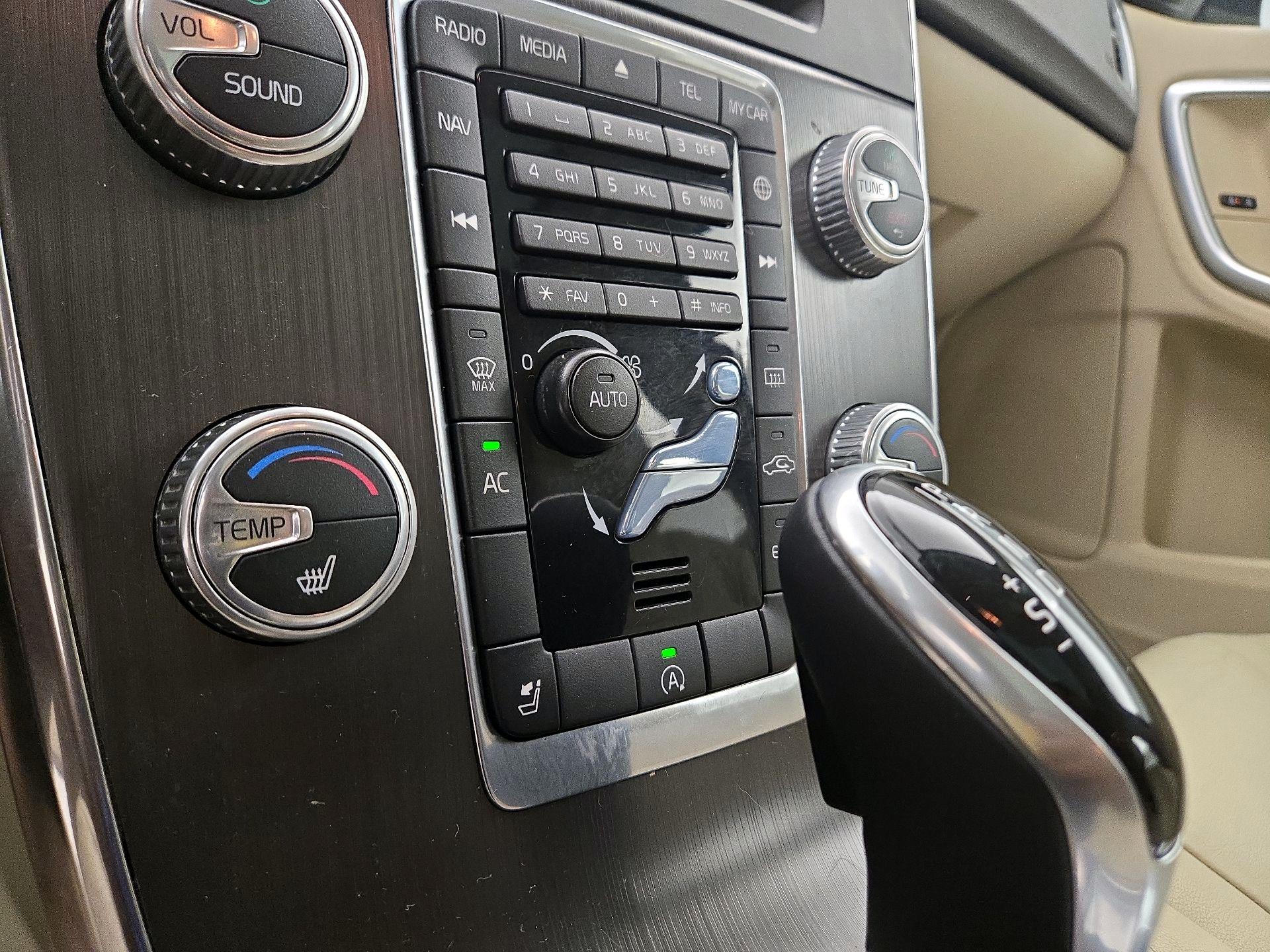 Thumbnail: 2016 Volvo V60 - 16