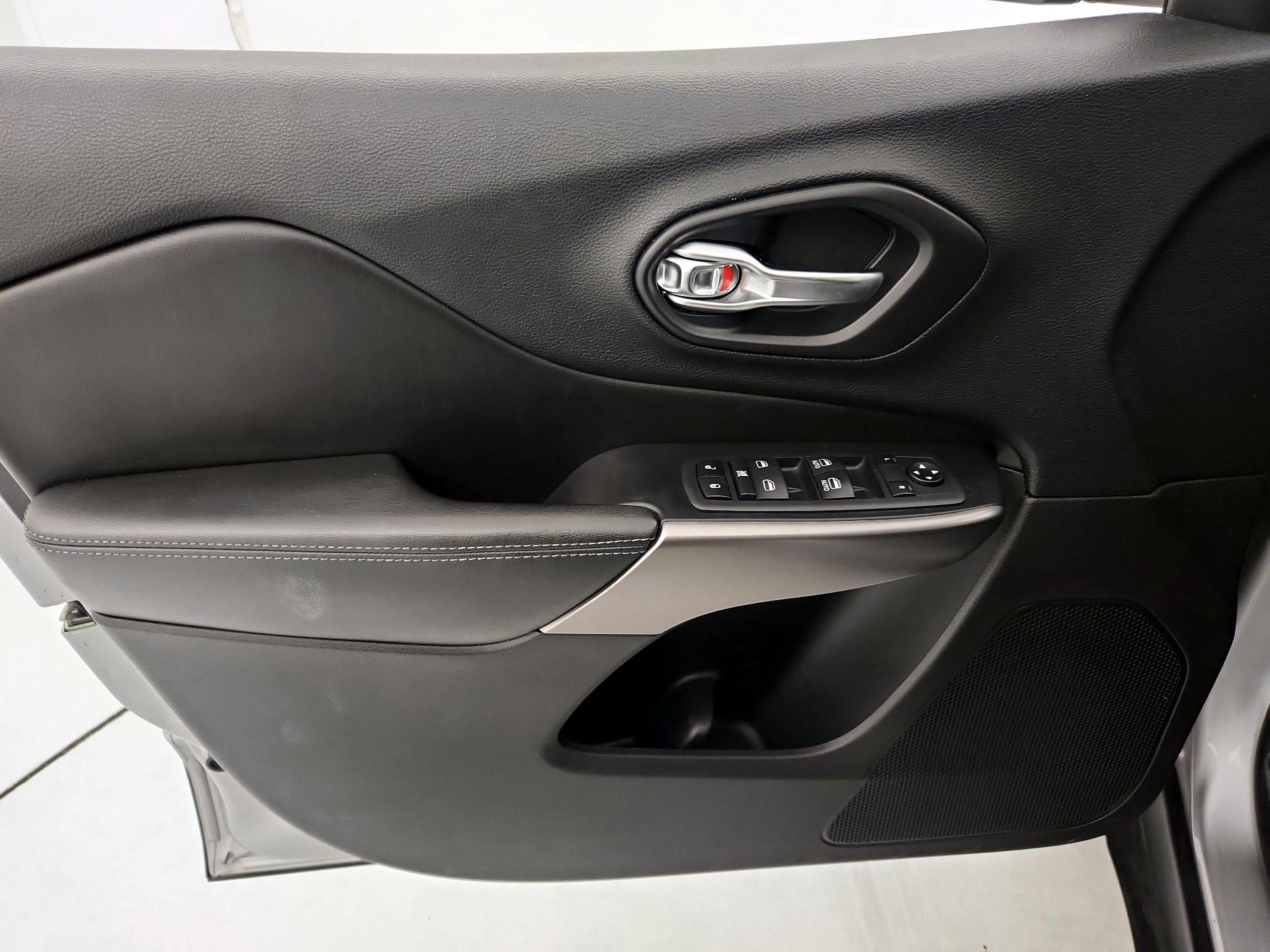 Thumbnail: 2020 Jeep Cherokee - 12