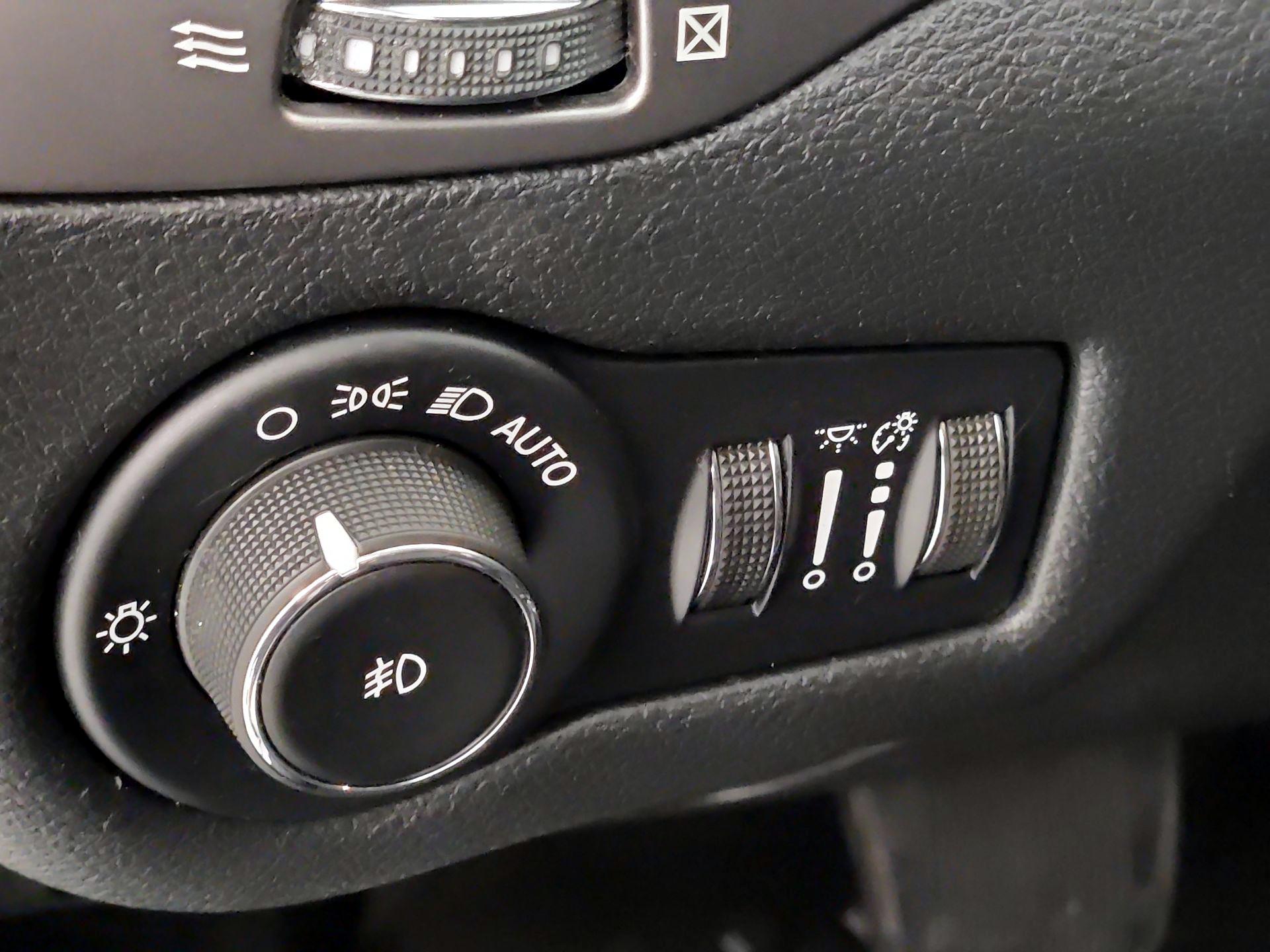Thumbnail: 2020 Jeep Cherokee - 13