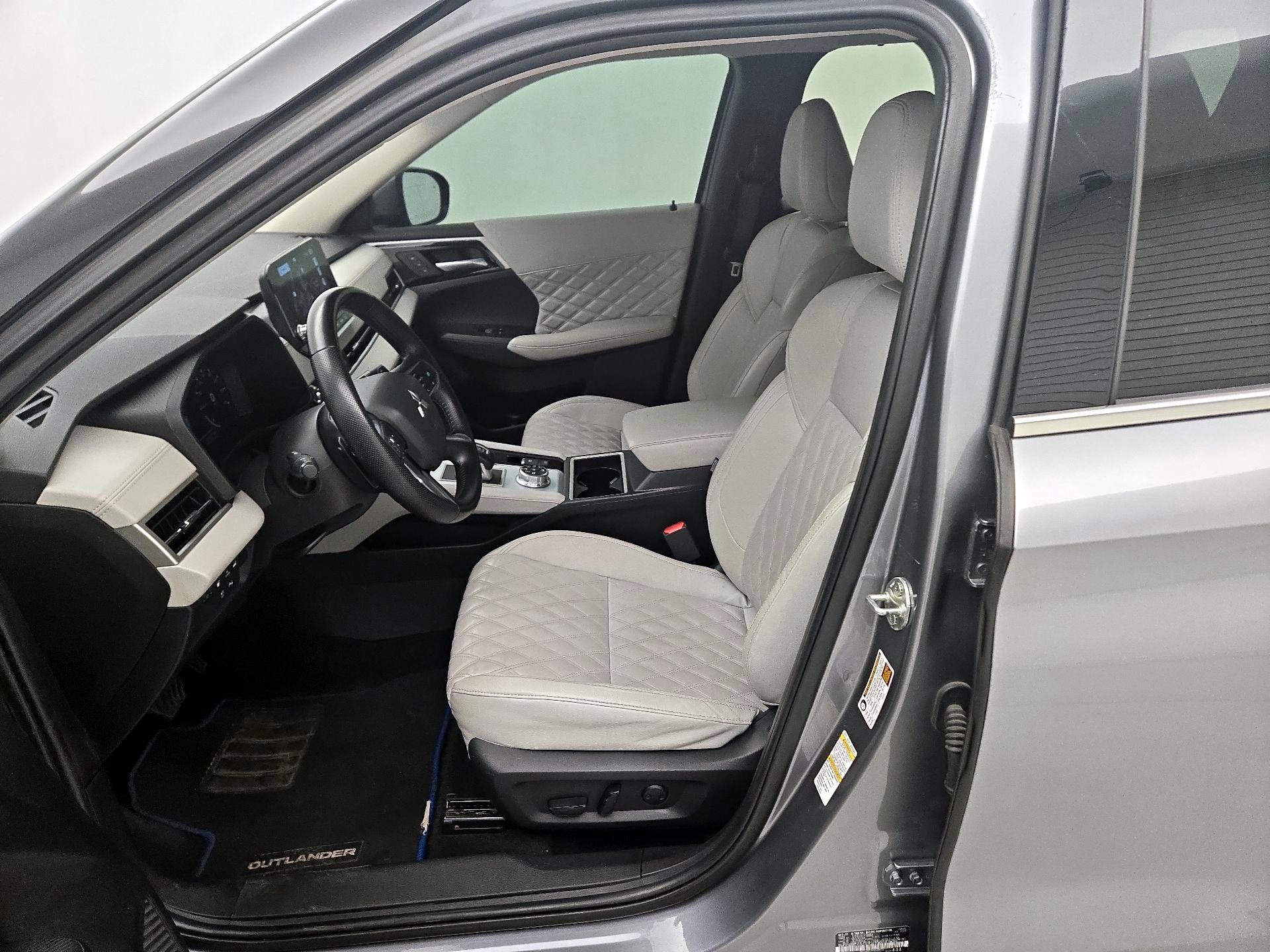 Thumbnail: 2023 Mitsubishi Outlander - 11