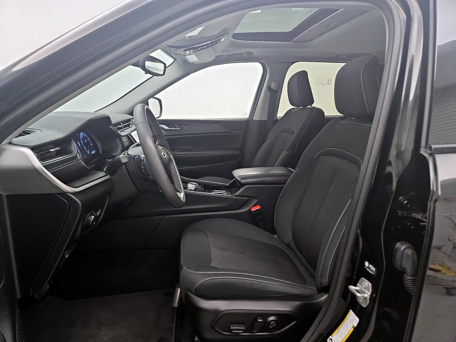 2023 Jeep Grand Cherokee Laredo - Photo 12