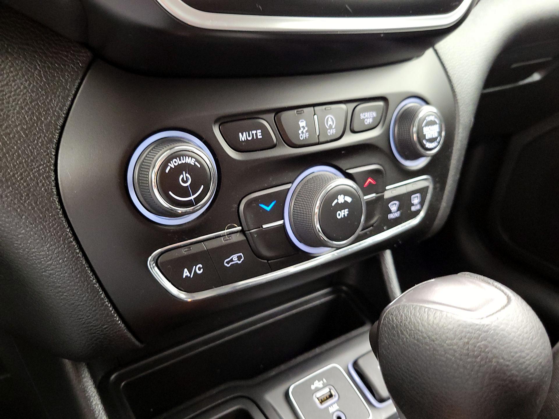 Thumbnail: 2020 Jeep Cherokee - 16