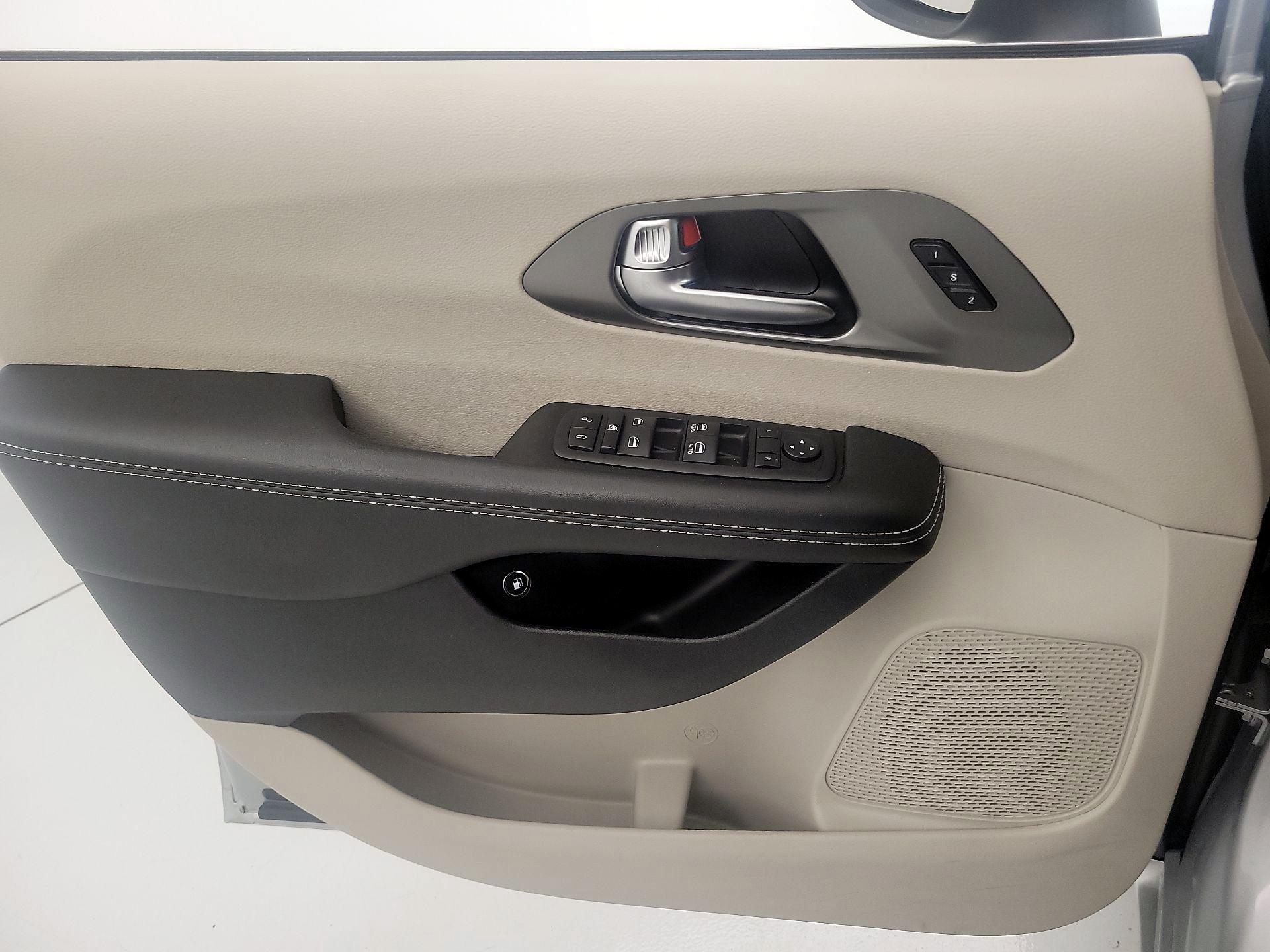 Thumbnail: 2023 Chrysler Pacifica - 12