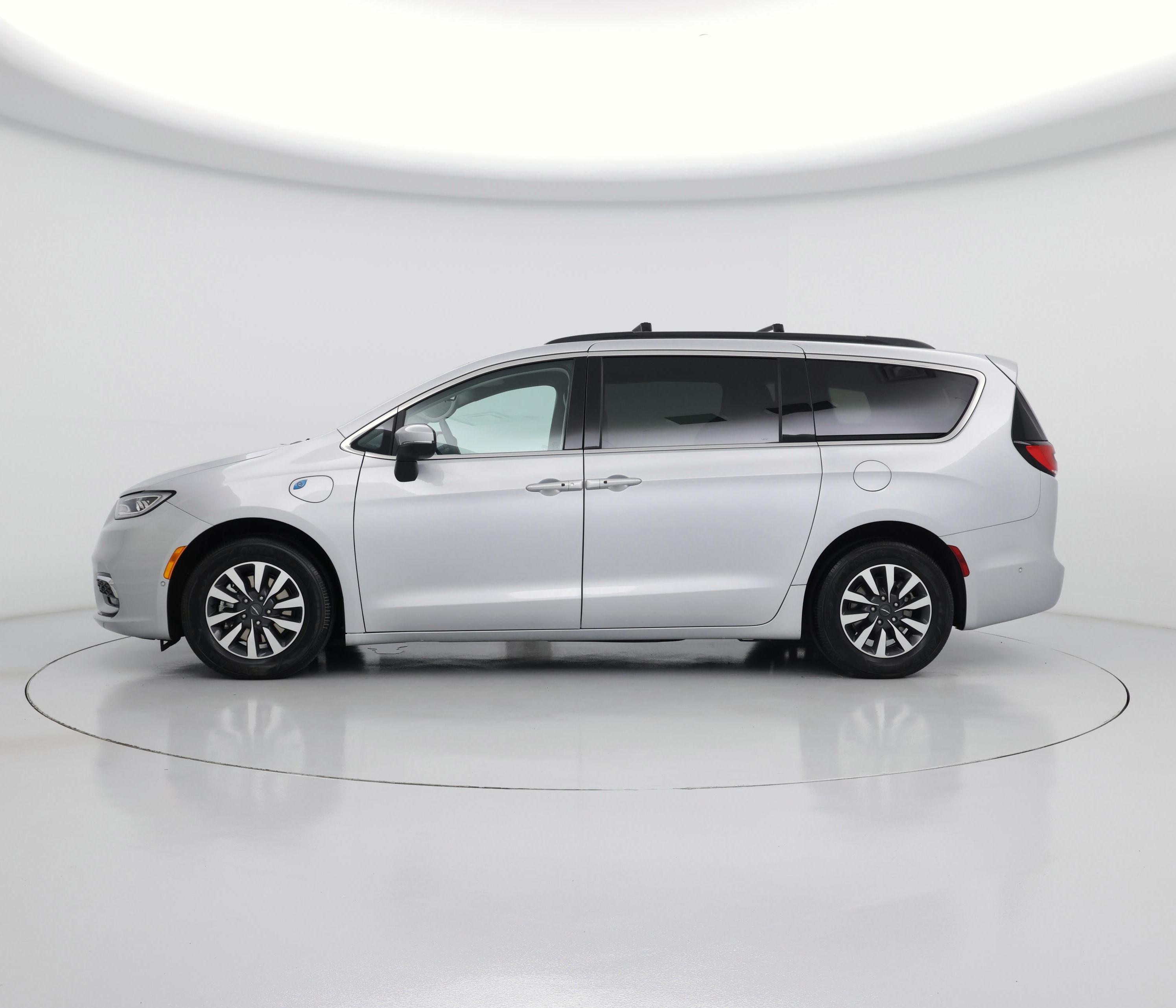 Thumbnail: 2023 Chrysler Pacifica - 3
