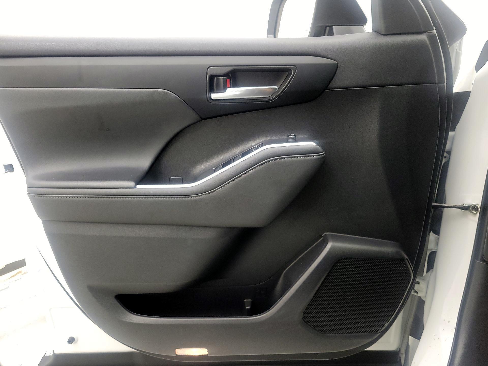 Thumbnail: 2023 Toyota Highlander - 12