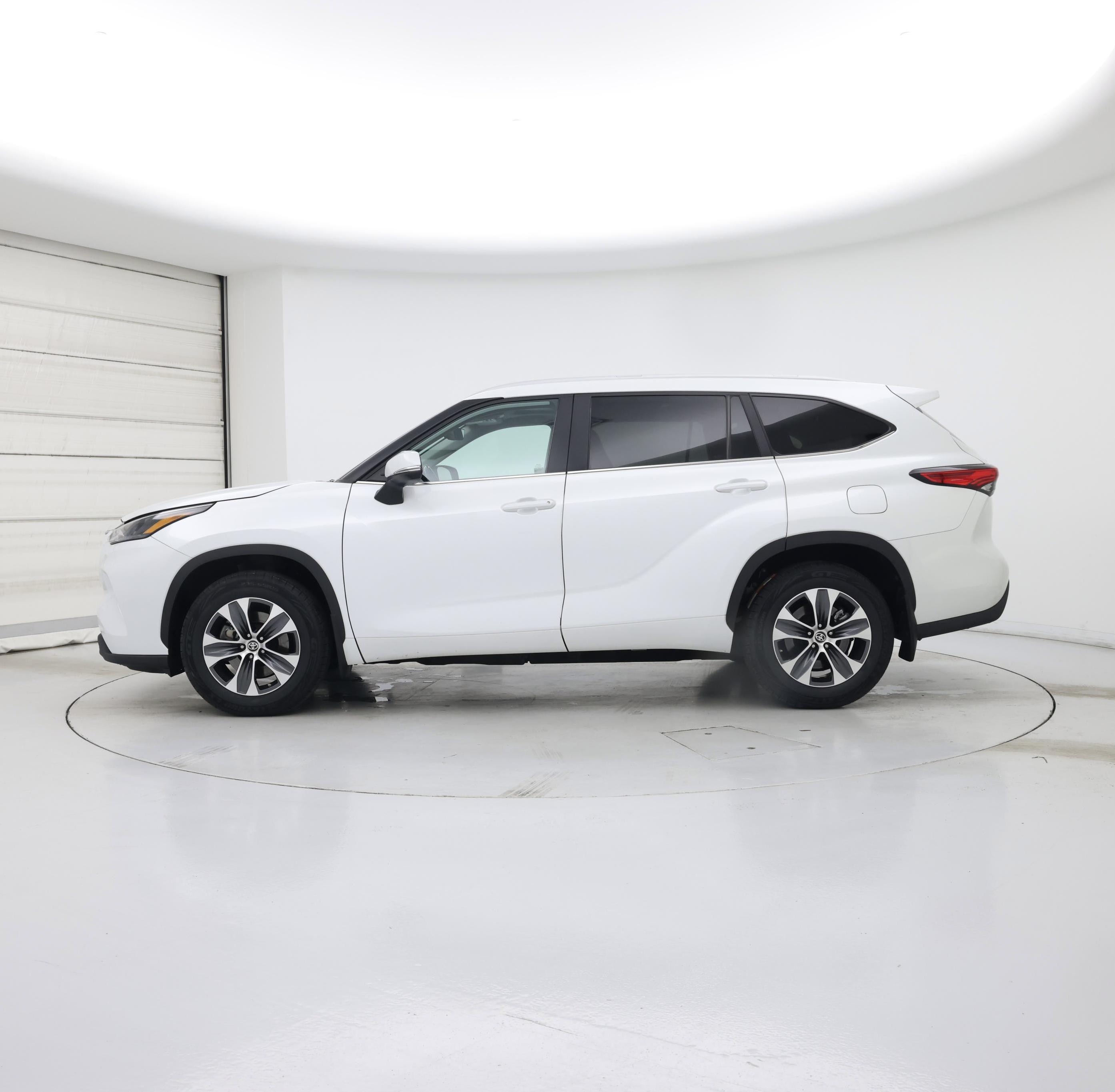 Thumbnail: 2023 Toyota Highlander - 3