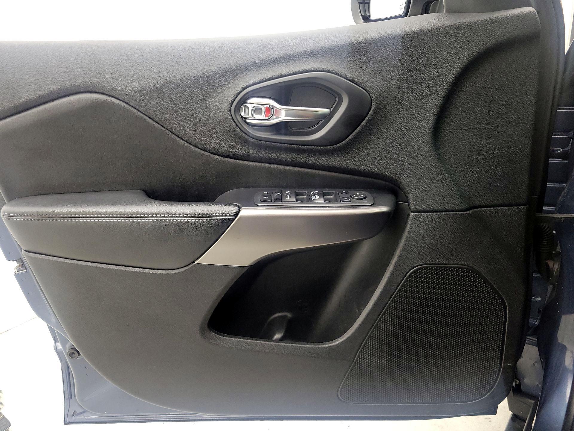 Thumbnail: 2020 Jeep Cherokee - 12