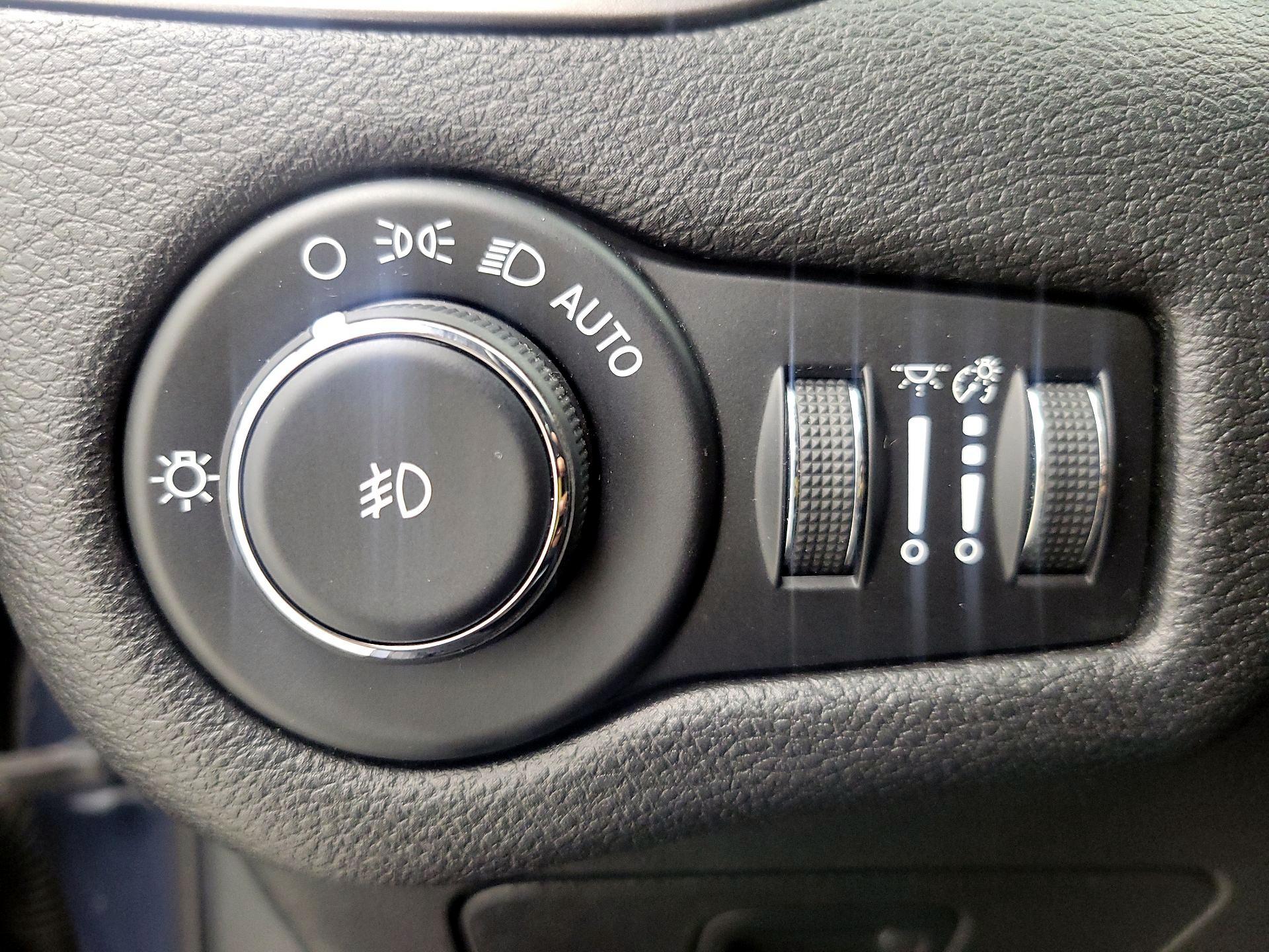 Thumbnail: 2020 Jeep Cherokee - 13