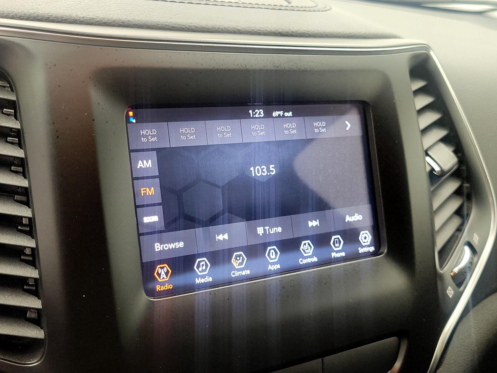 Thumbnail: 2020 Jeep Cherokee - 15