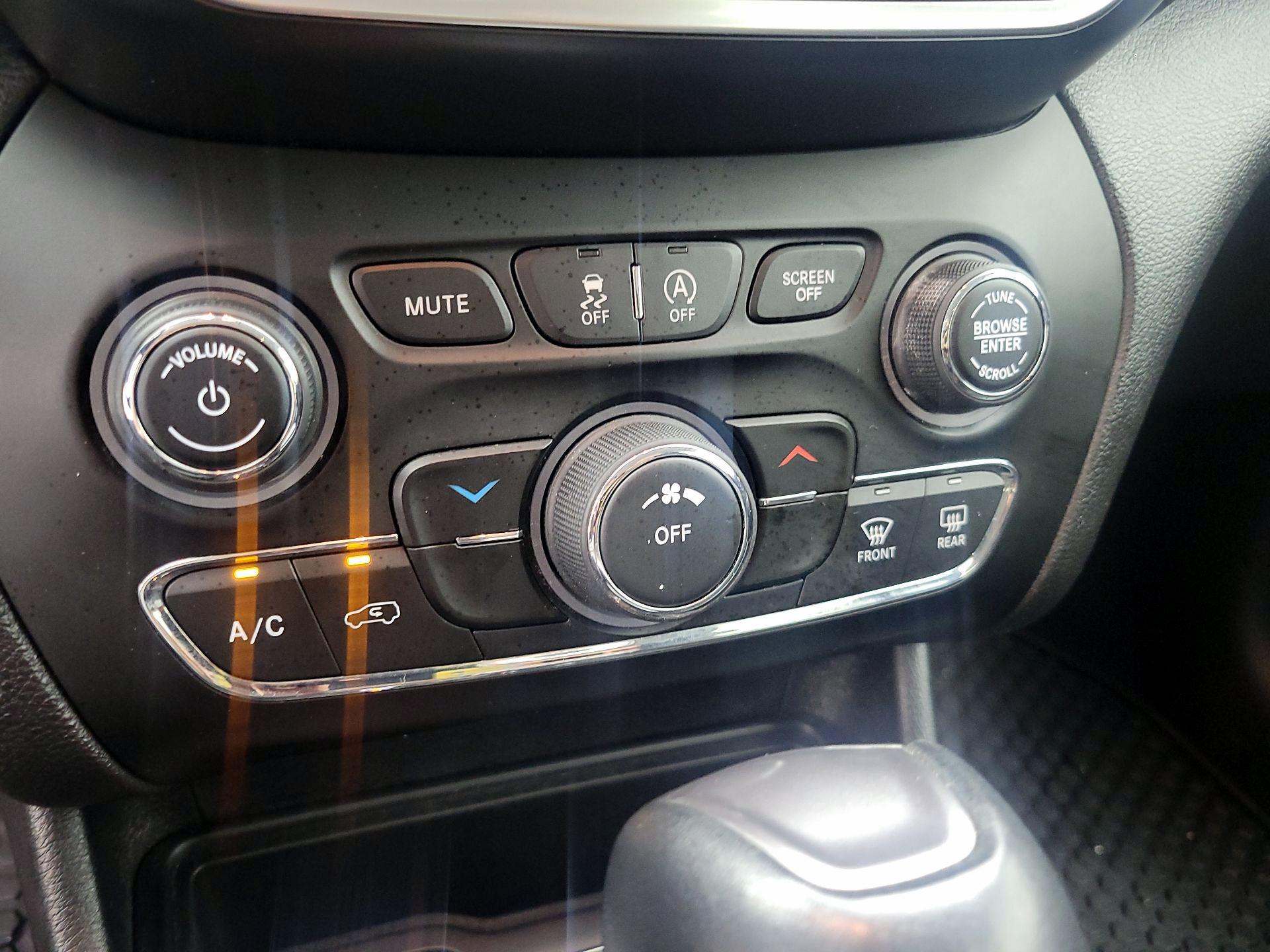 Thumbnail: 2020 Jeep Cherokee - 16