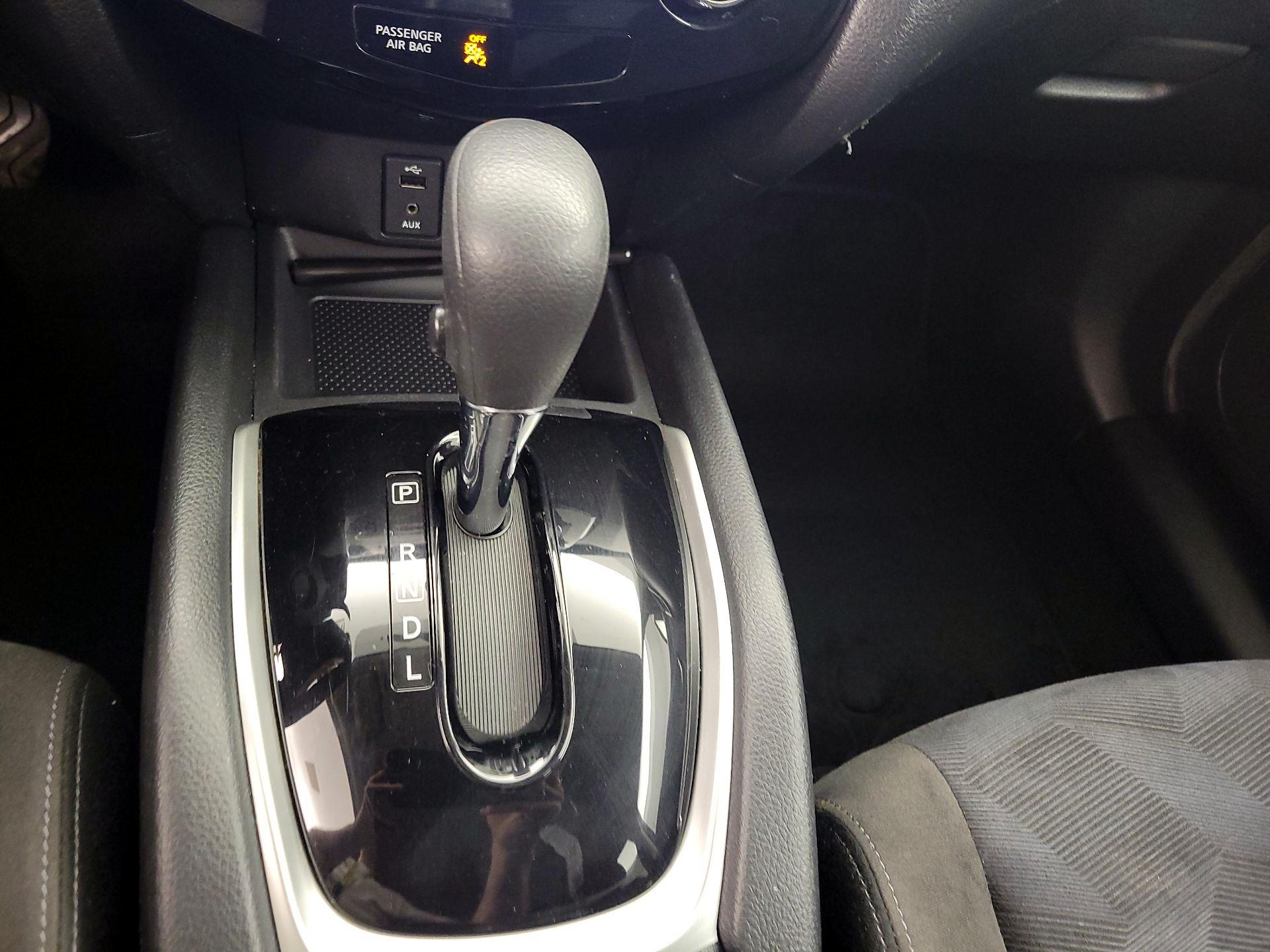 Thumbnail: 2015 Nissan Rogue - 18