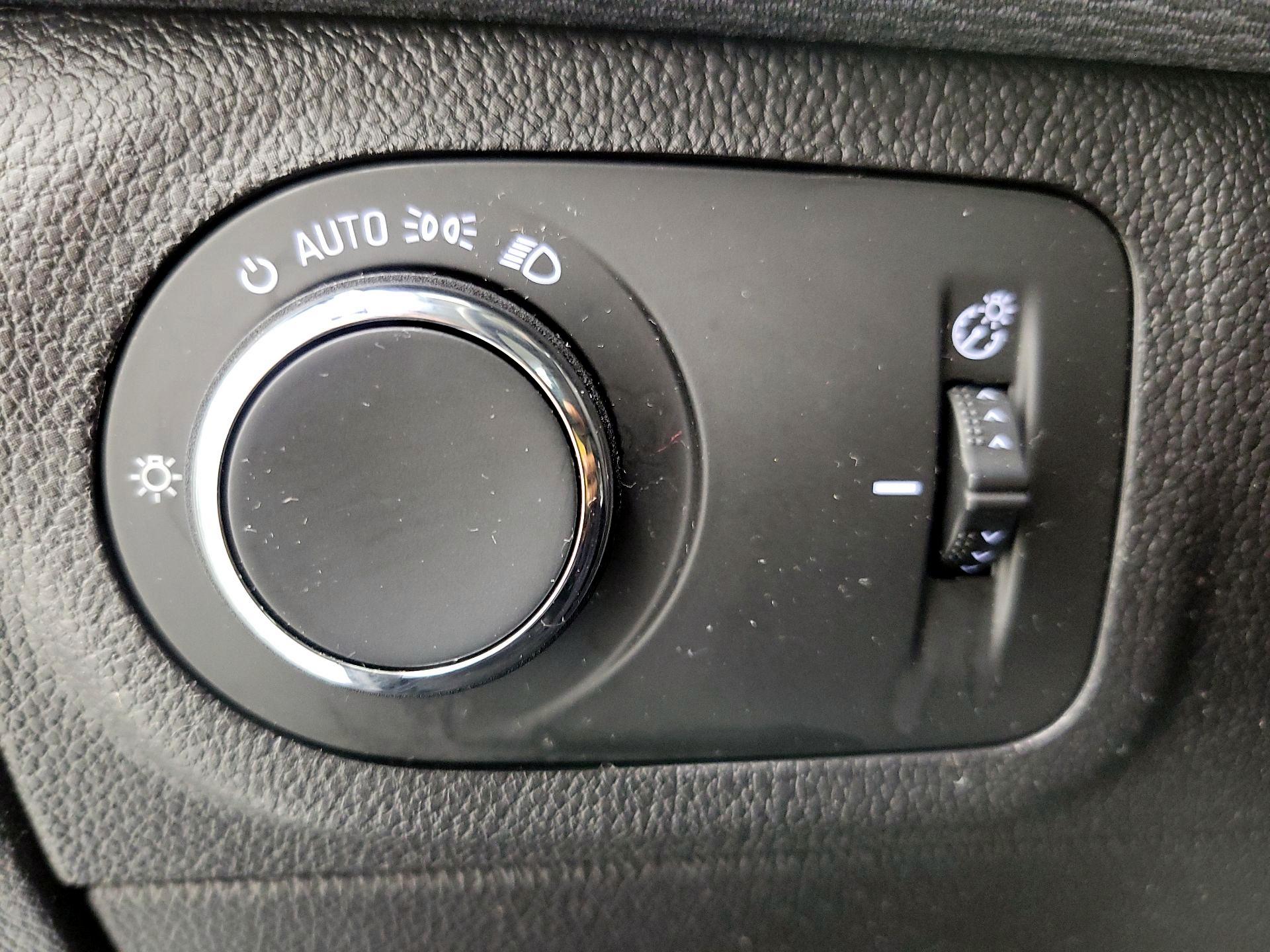 Thumbnail: 2017 Chevrolet Cruze - 13