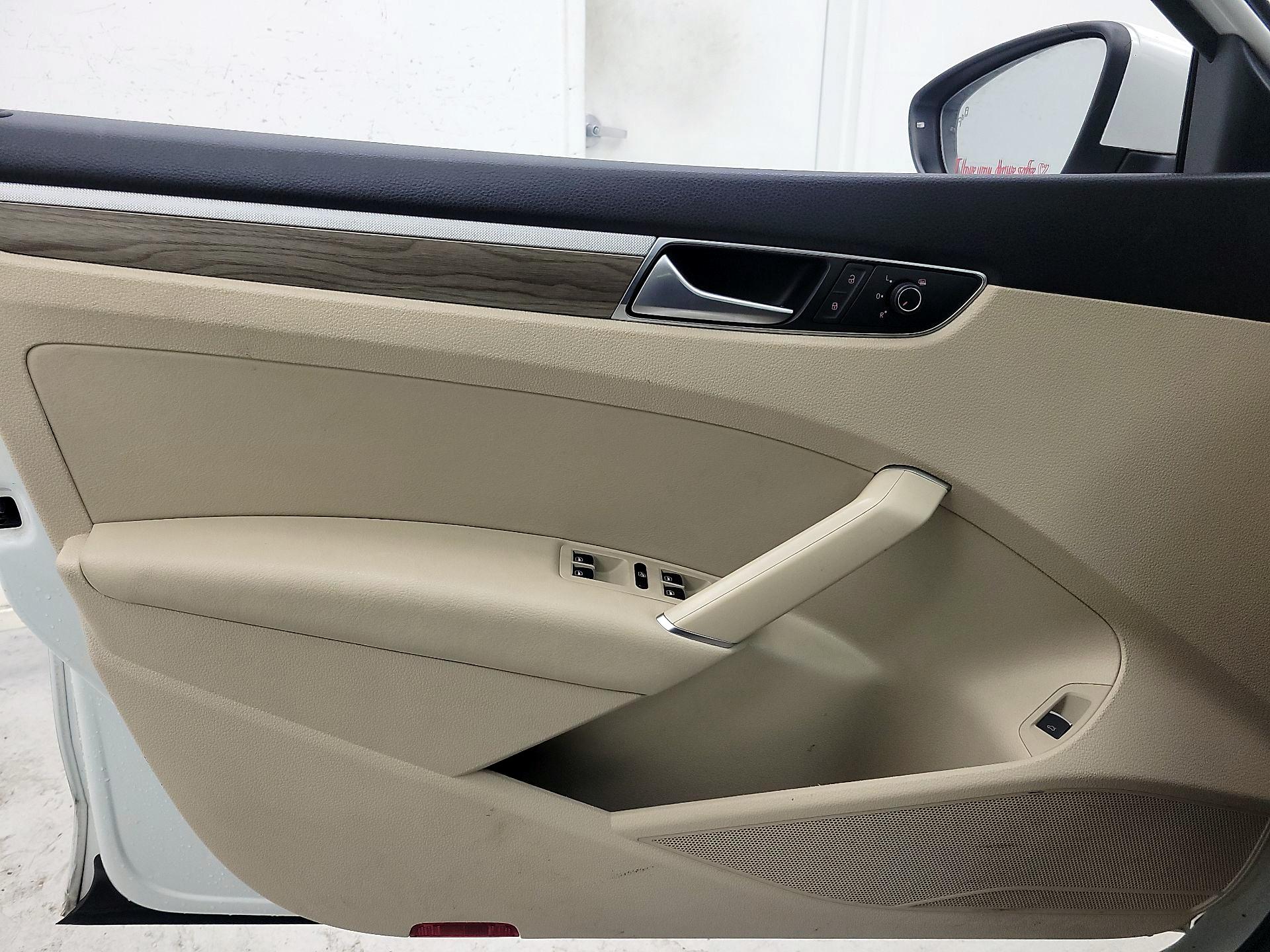 Thumbnail: 2016 Volkswagen Passat - 12