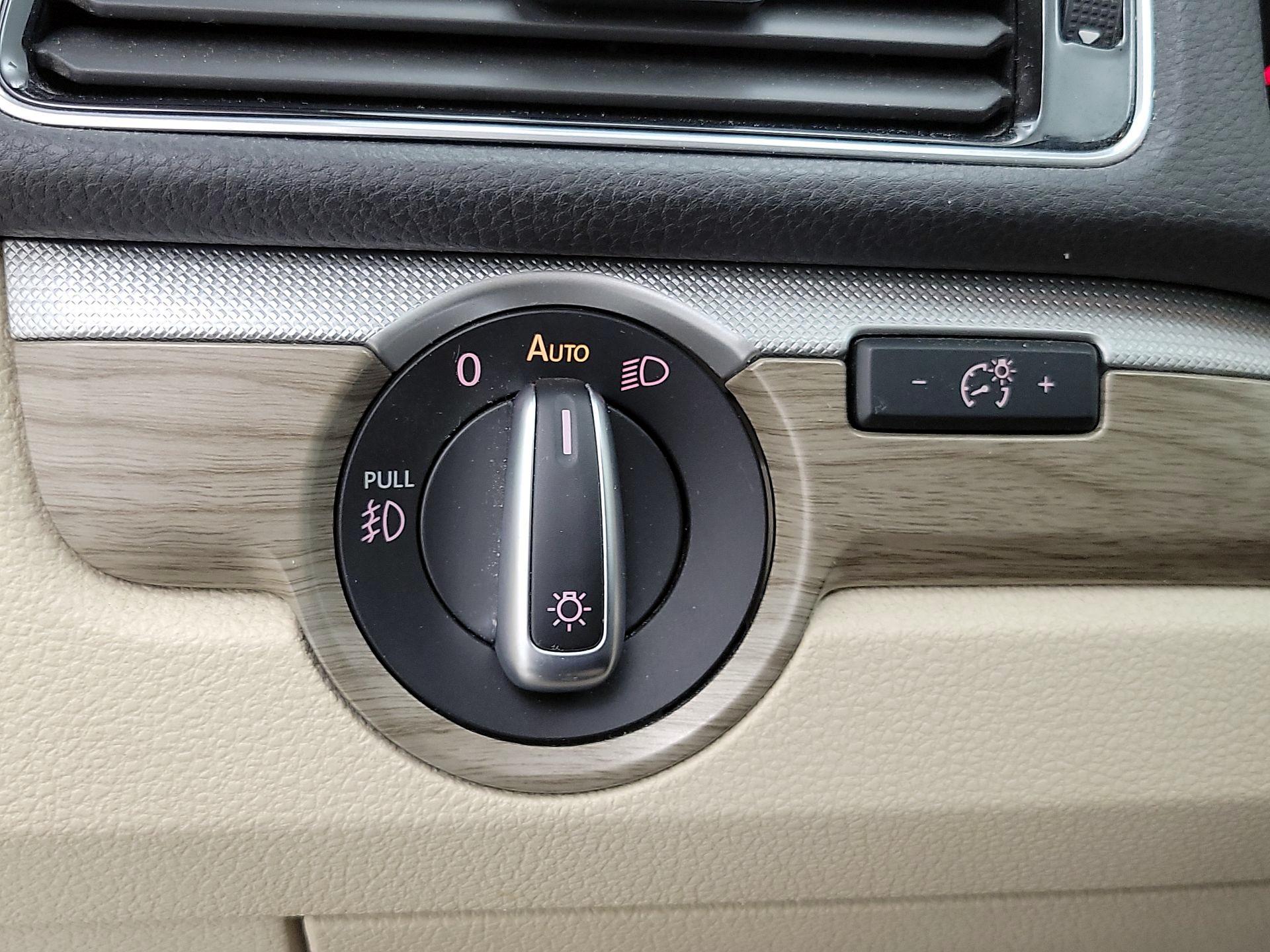 Thumbnail: 2016 Volkswagen Passat - 13