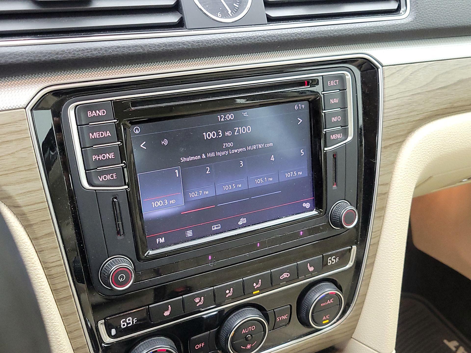 Thumbnail: 2016 Volkswagen Passat - 16