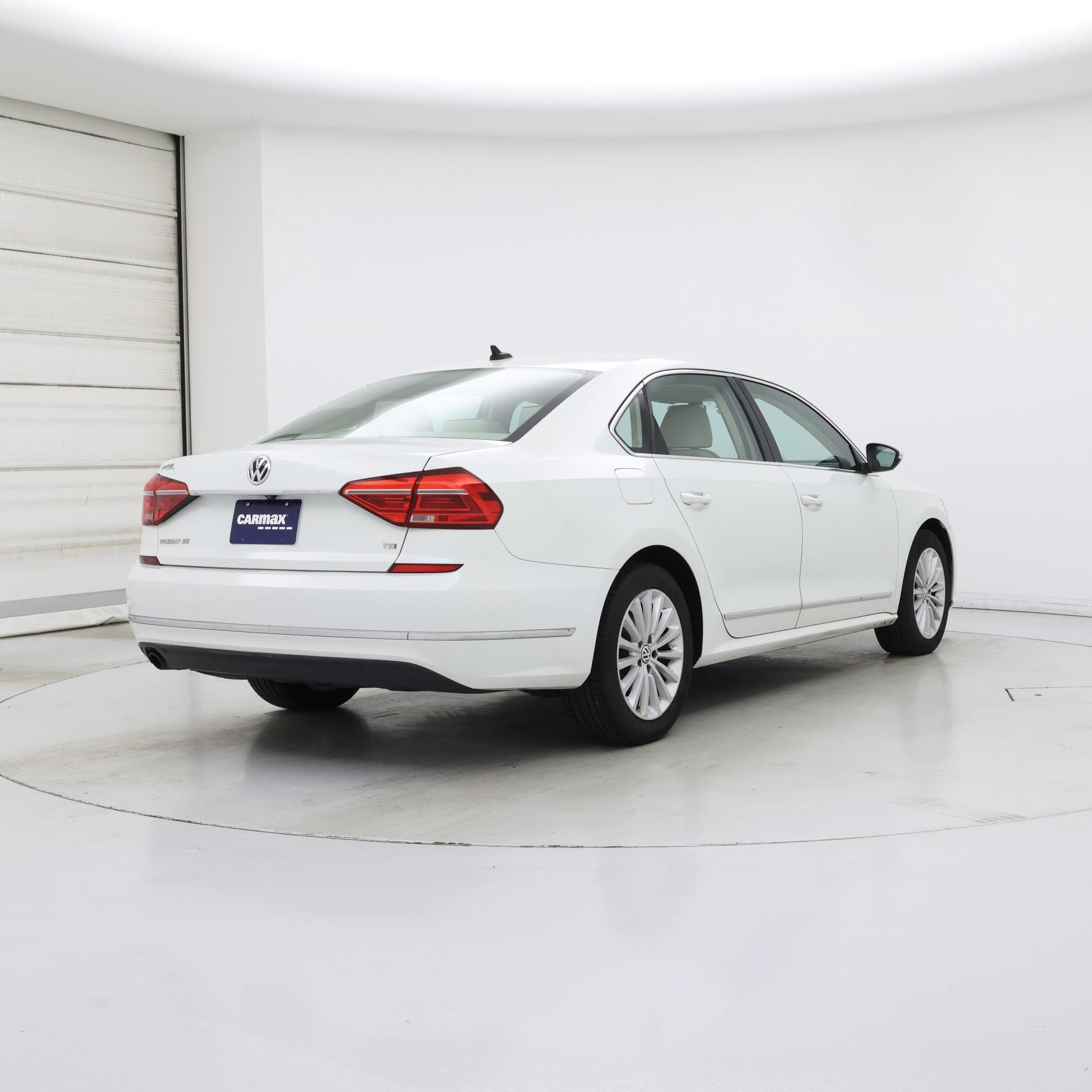 Thumbnail: 2016 Volkswagen Passat - 8