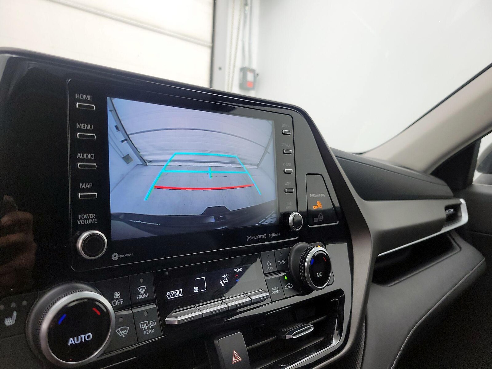 2022 Toyota Highlander XLE - Photo 15