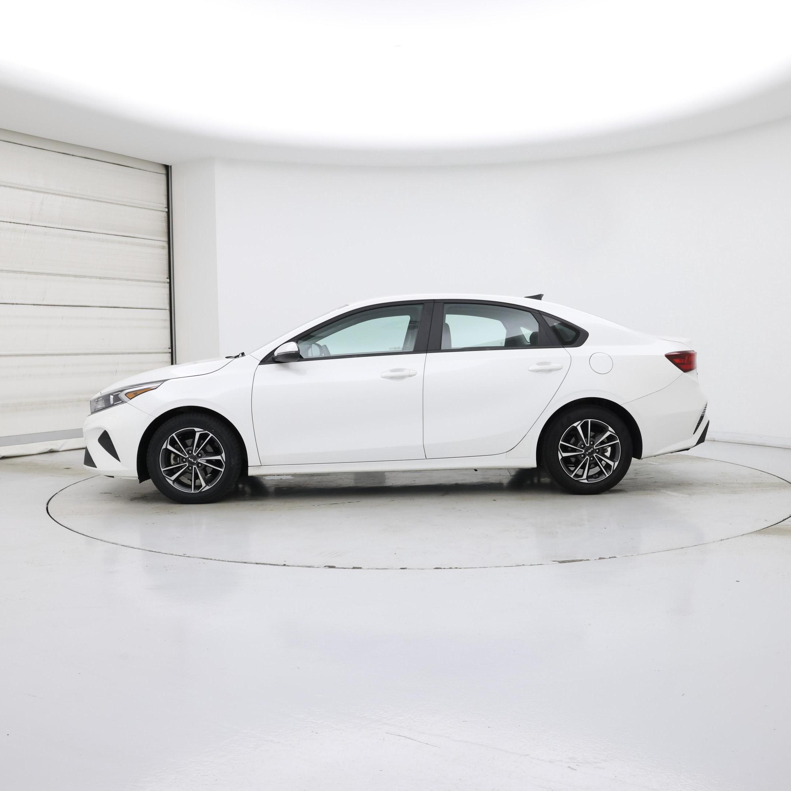 Thumbnail: 2022 Kia Forte - 3