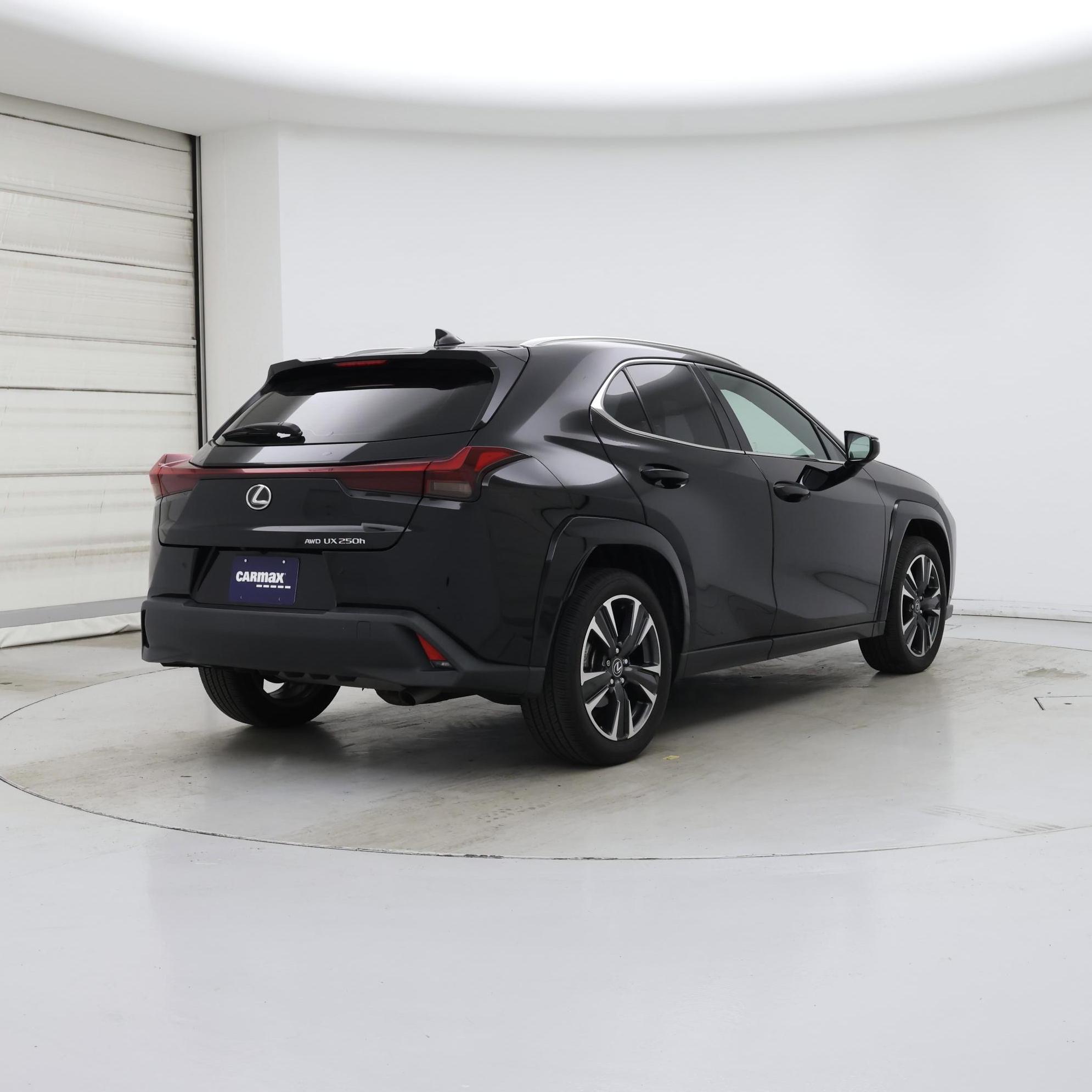 Thumbnail: 2023 Lexus UX - 8