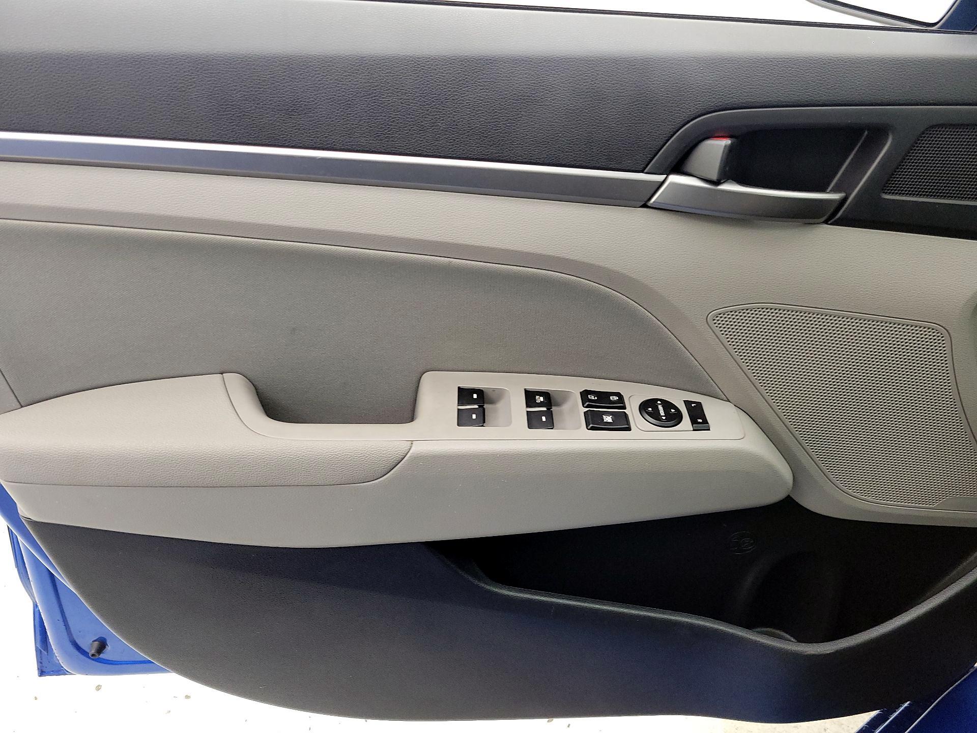 Thumbnail: 2017 Hyundai Elantra - 12