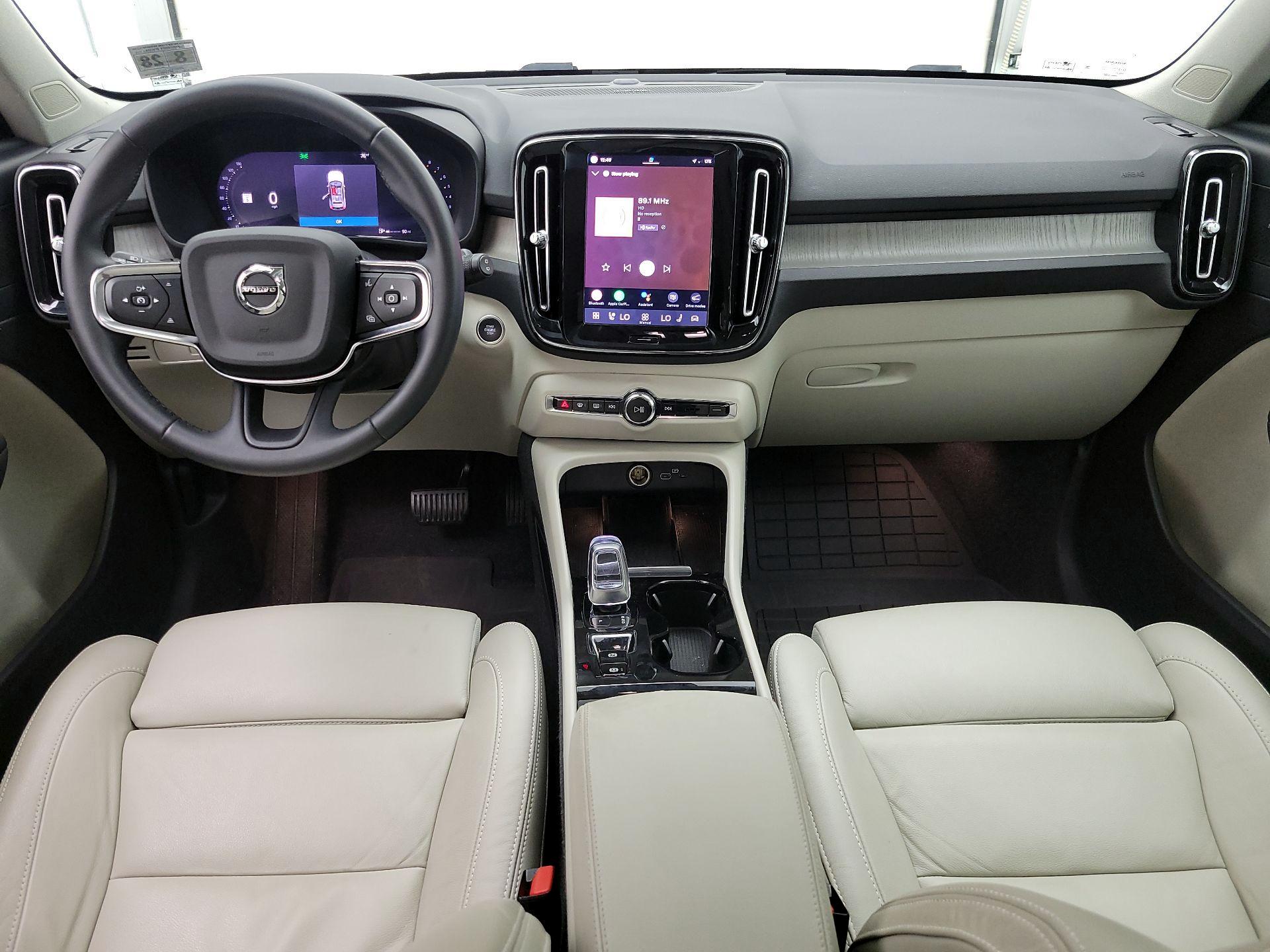 Thumbnail: 2023 Volvo XC40 - 9