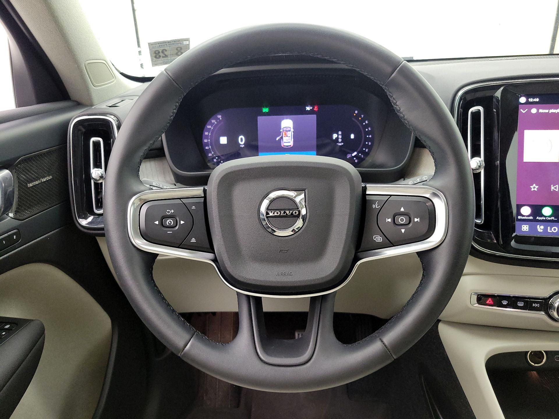Thumbnail: 2023 Volvo XC40 - 10