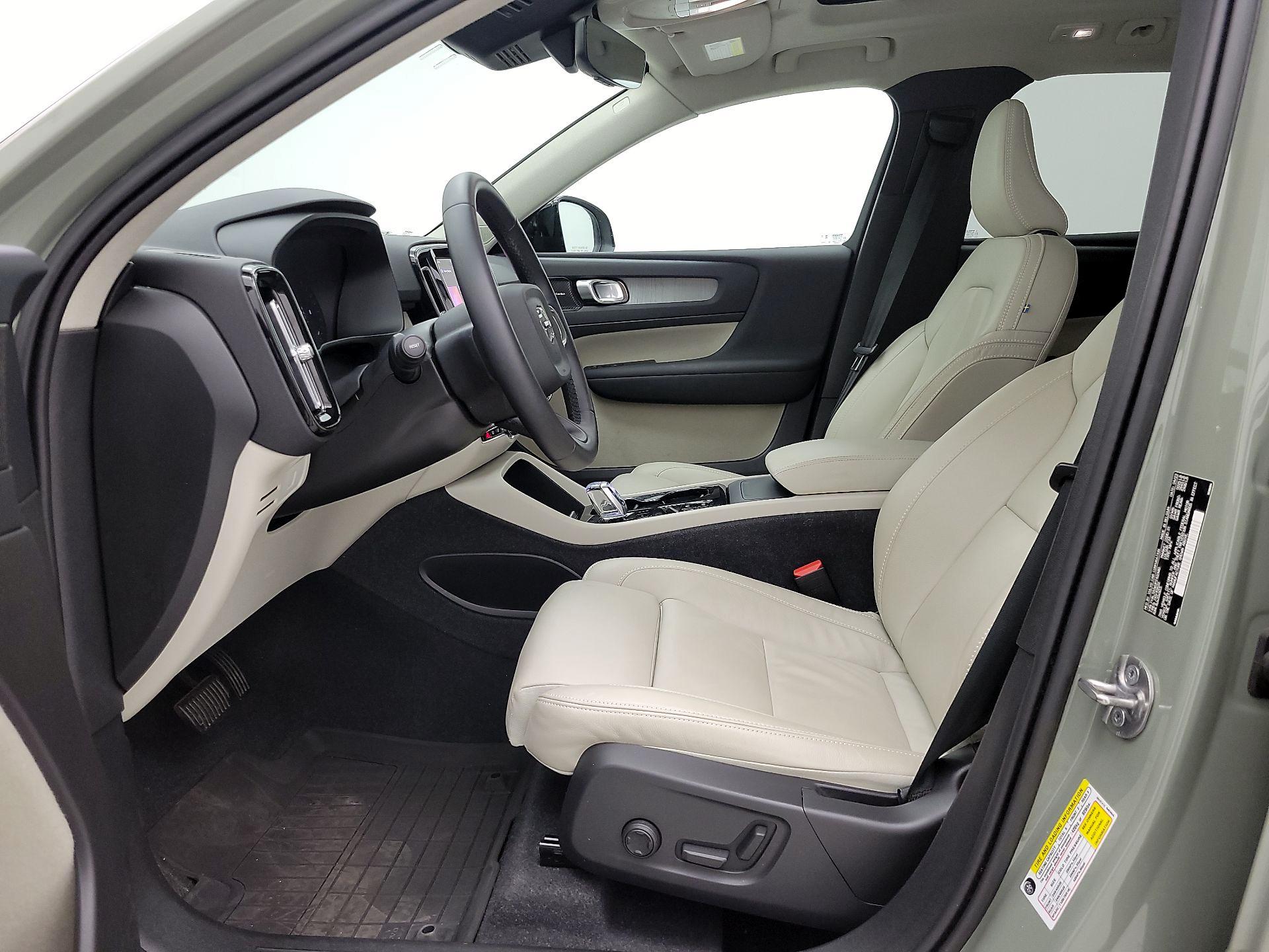 Thumbnail: 2023 Volvo XC40 - 11