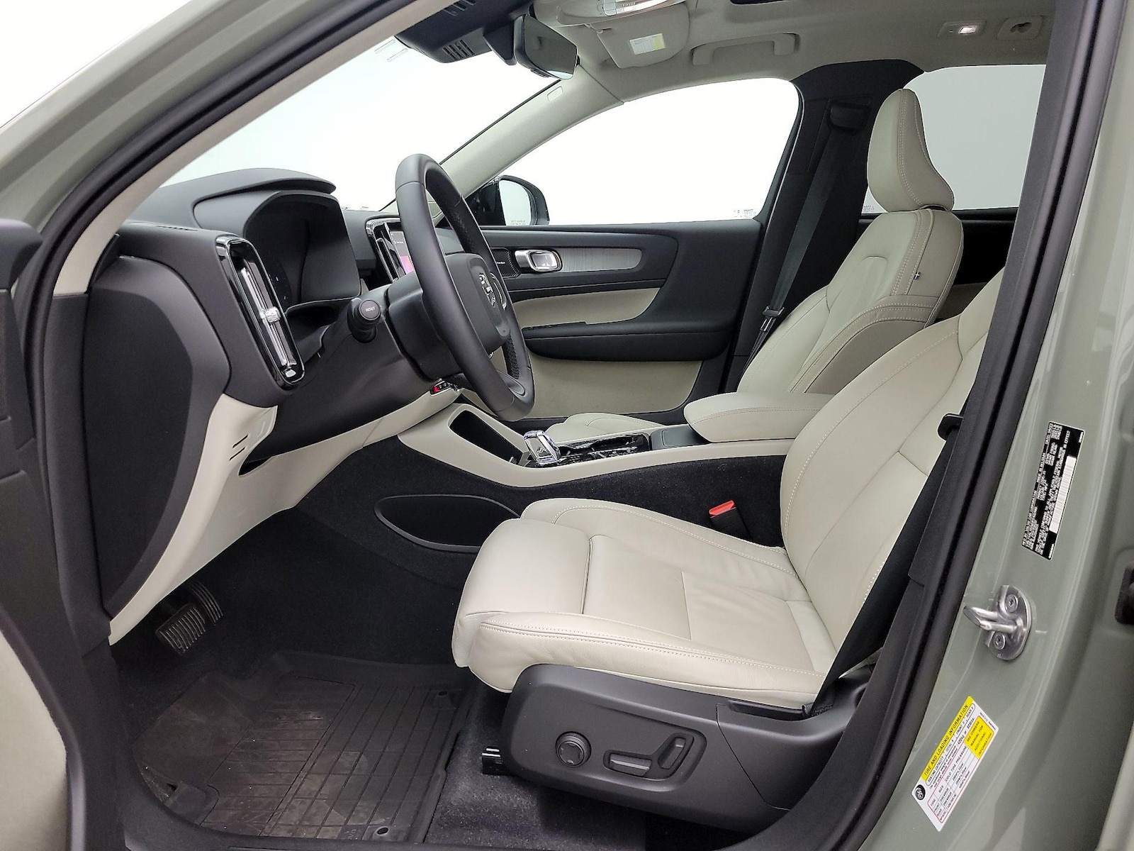 2023 Volvo XC40 Plus - Photo 12