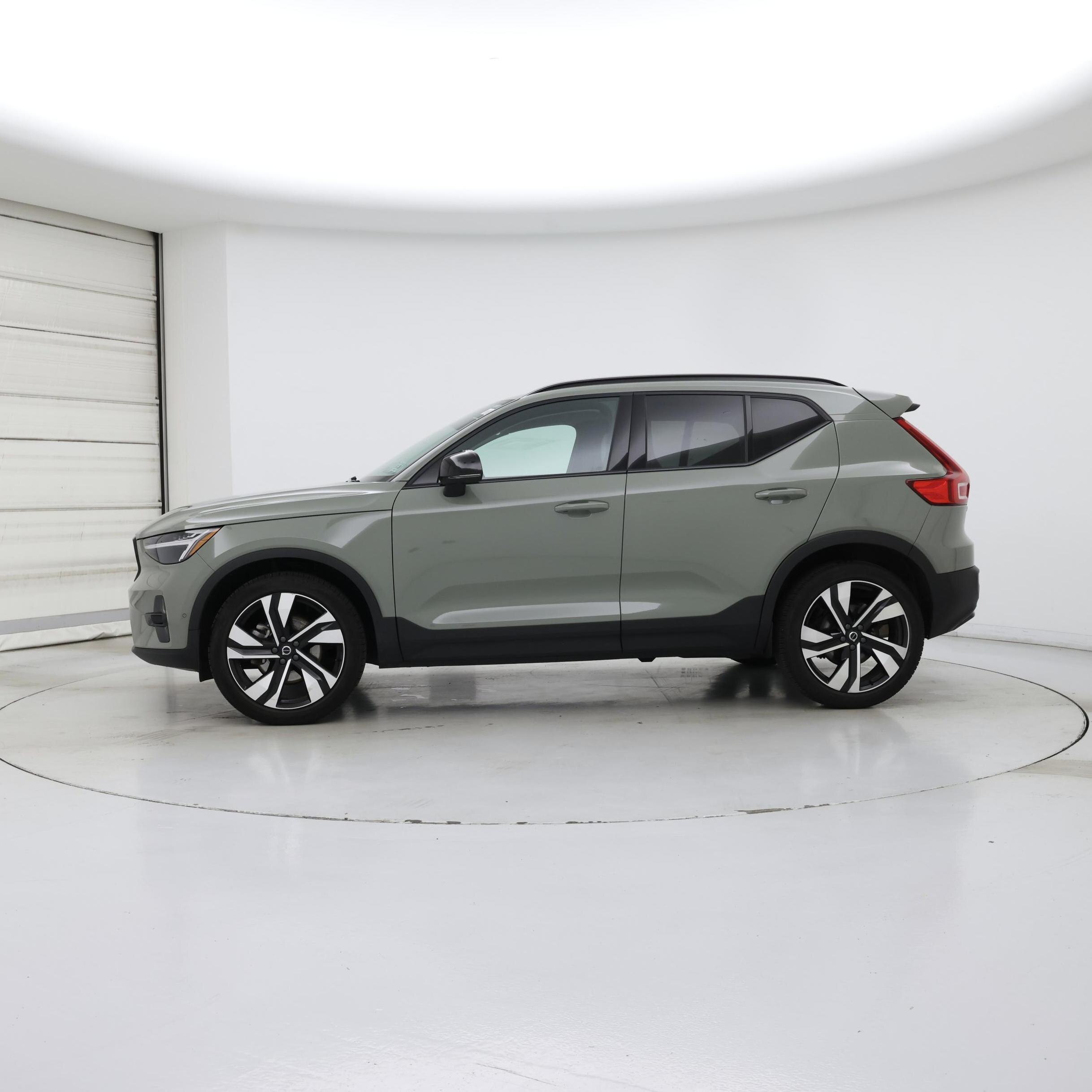 Thumbnail: 2023 Volvo XC40 - 3