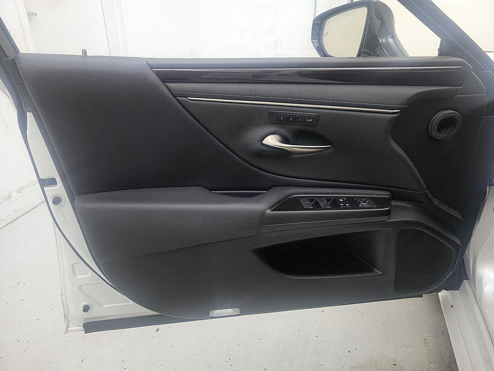 Thumbnail: 2019 Lexus ES - 12