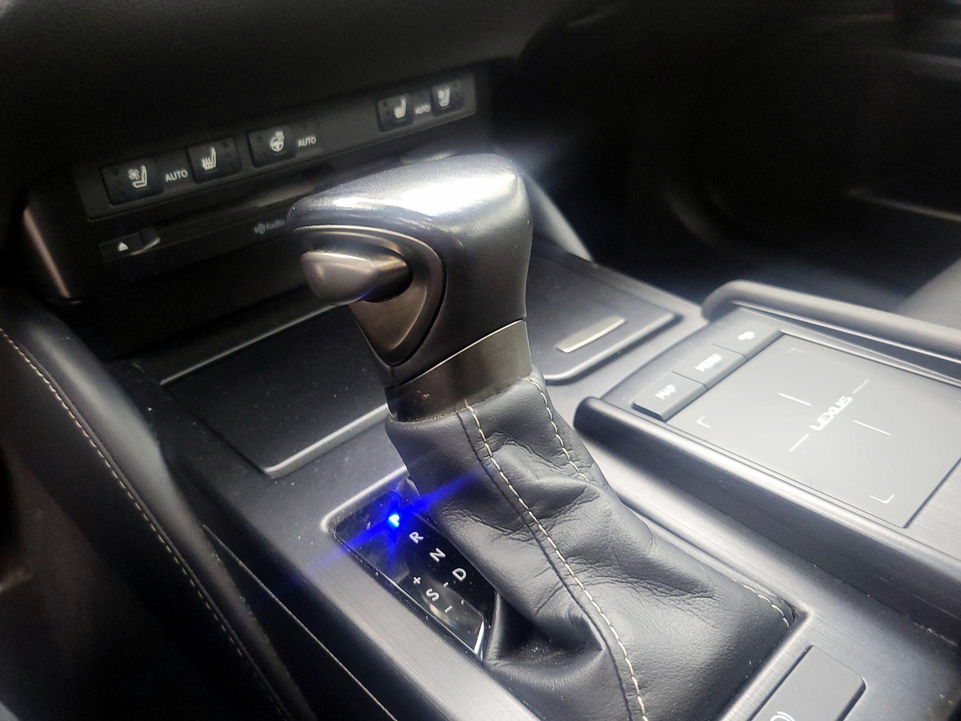 Thumbnail: 2019 Lexus ES - 16