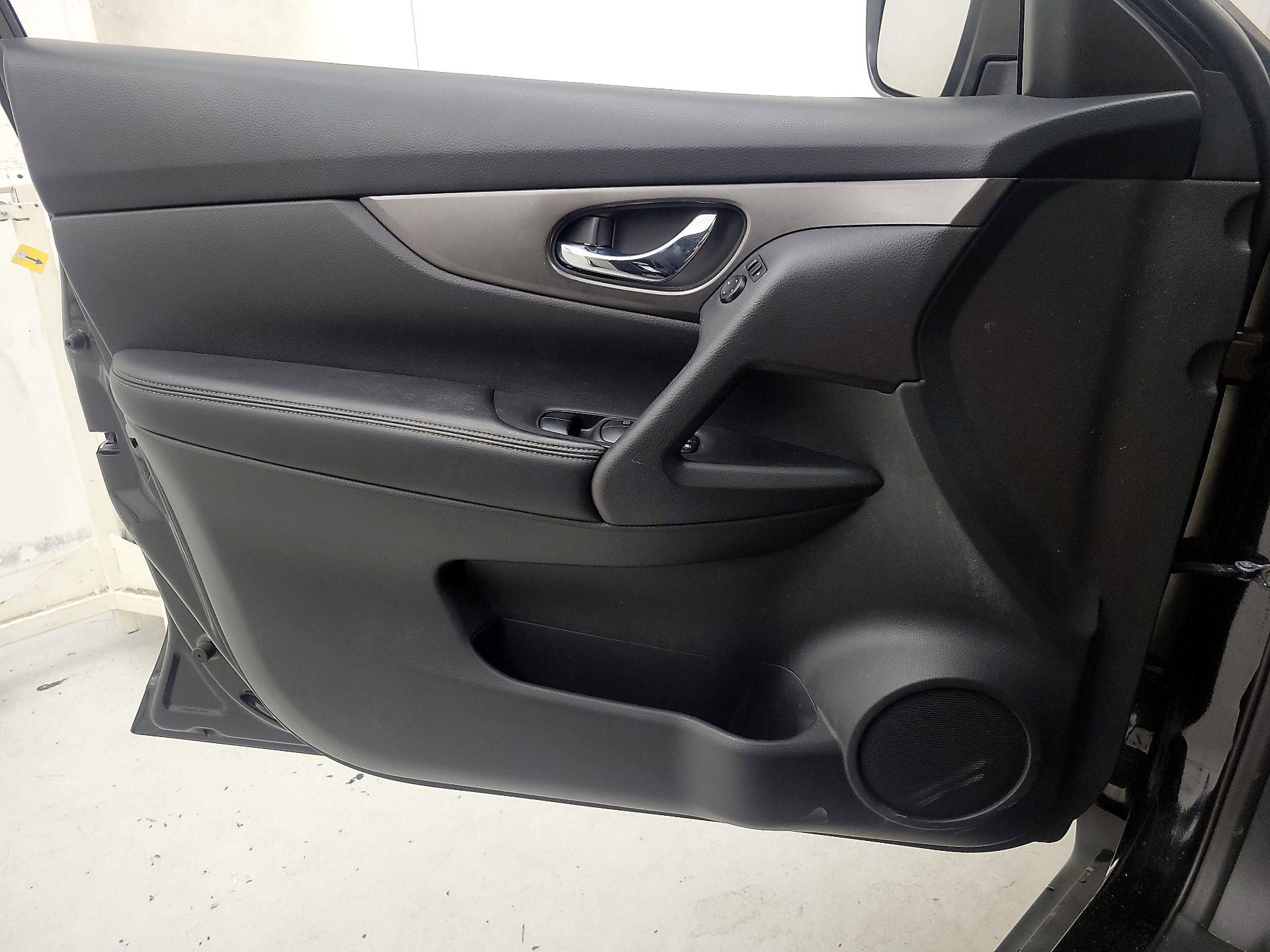 Thumbnail: 2015 Nissan Rogue - 12