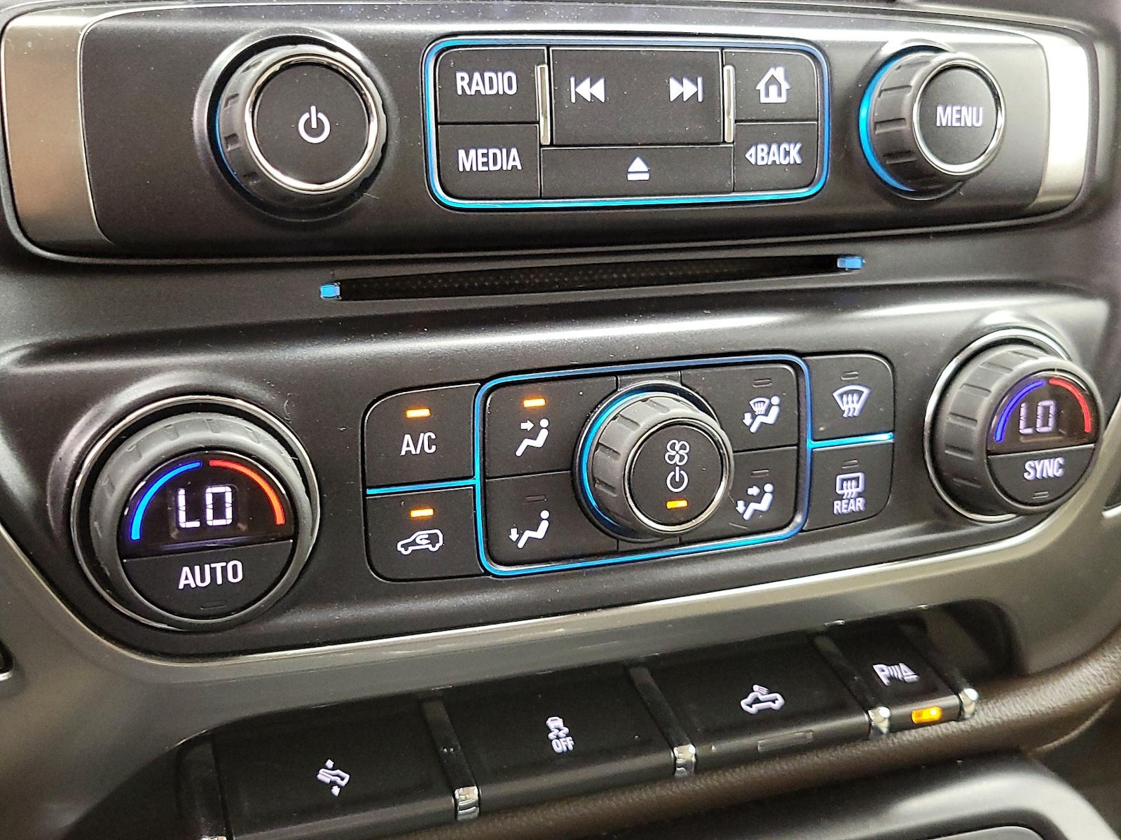 2018 Chevrolet Silverado 1500 LTZ - Photo 18