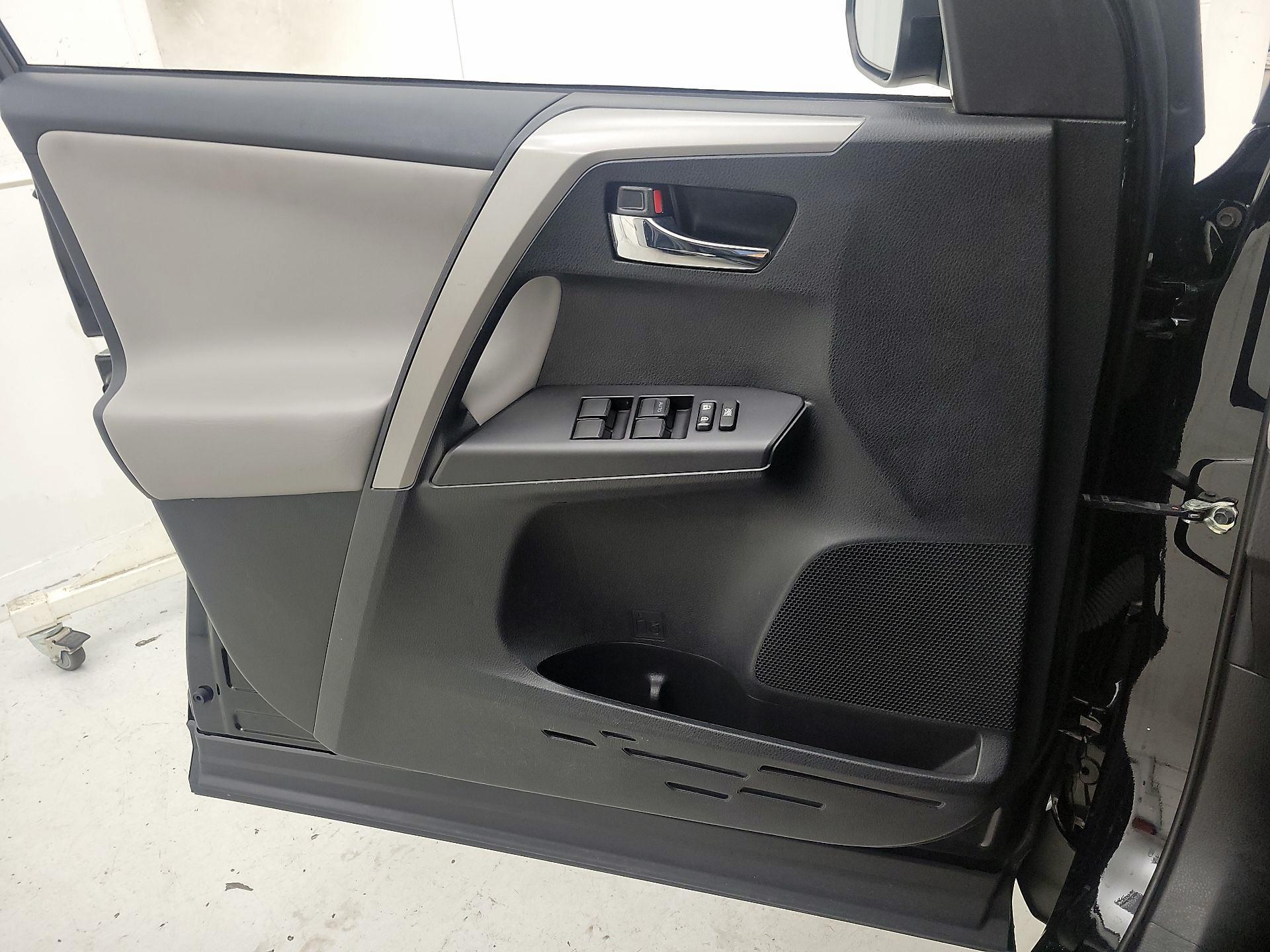 Thumbnail: 2018 Toyota RAV4 - 12