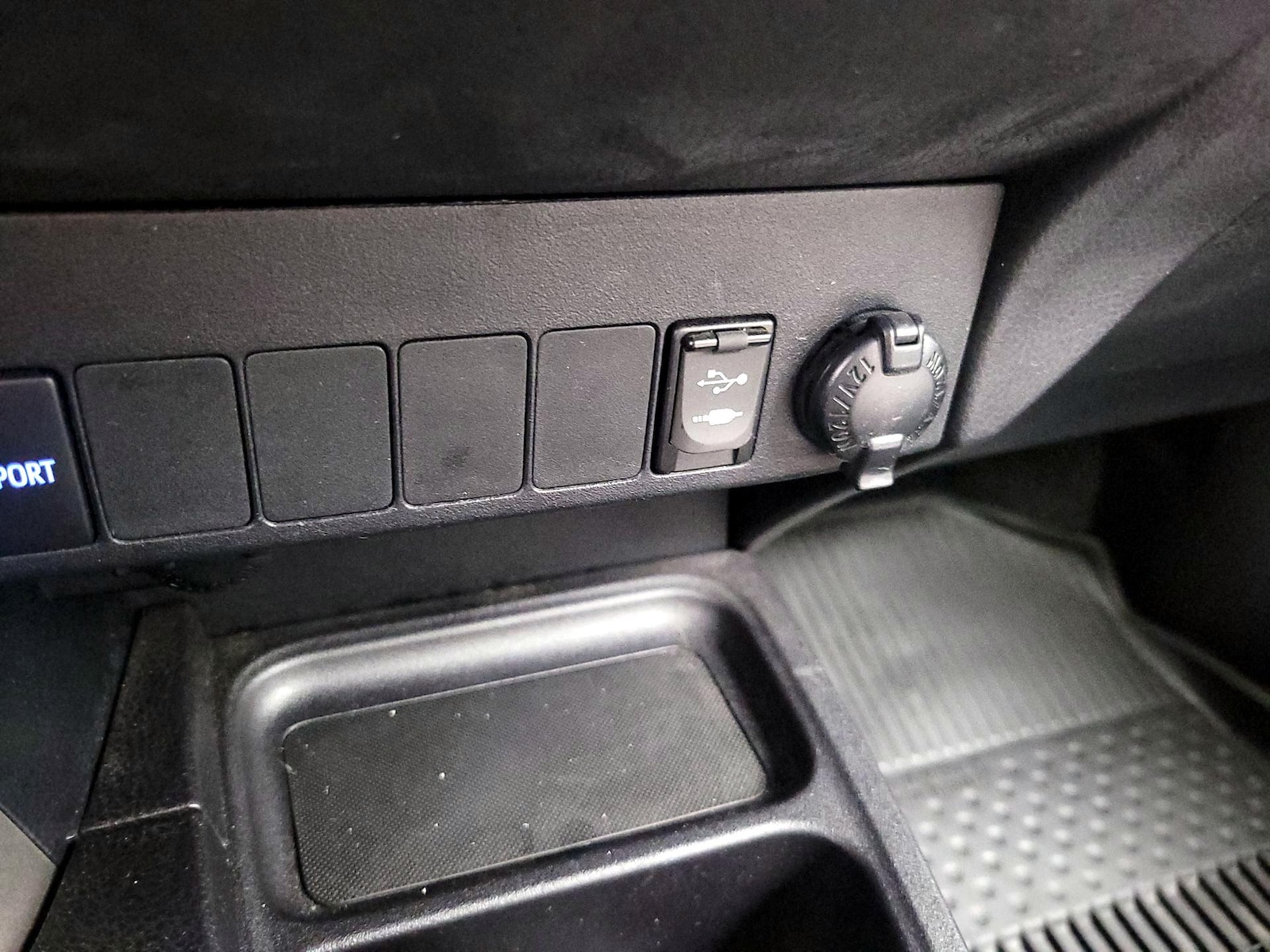 2018 Toyota RAV4 XLE - Photo 19
