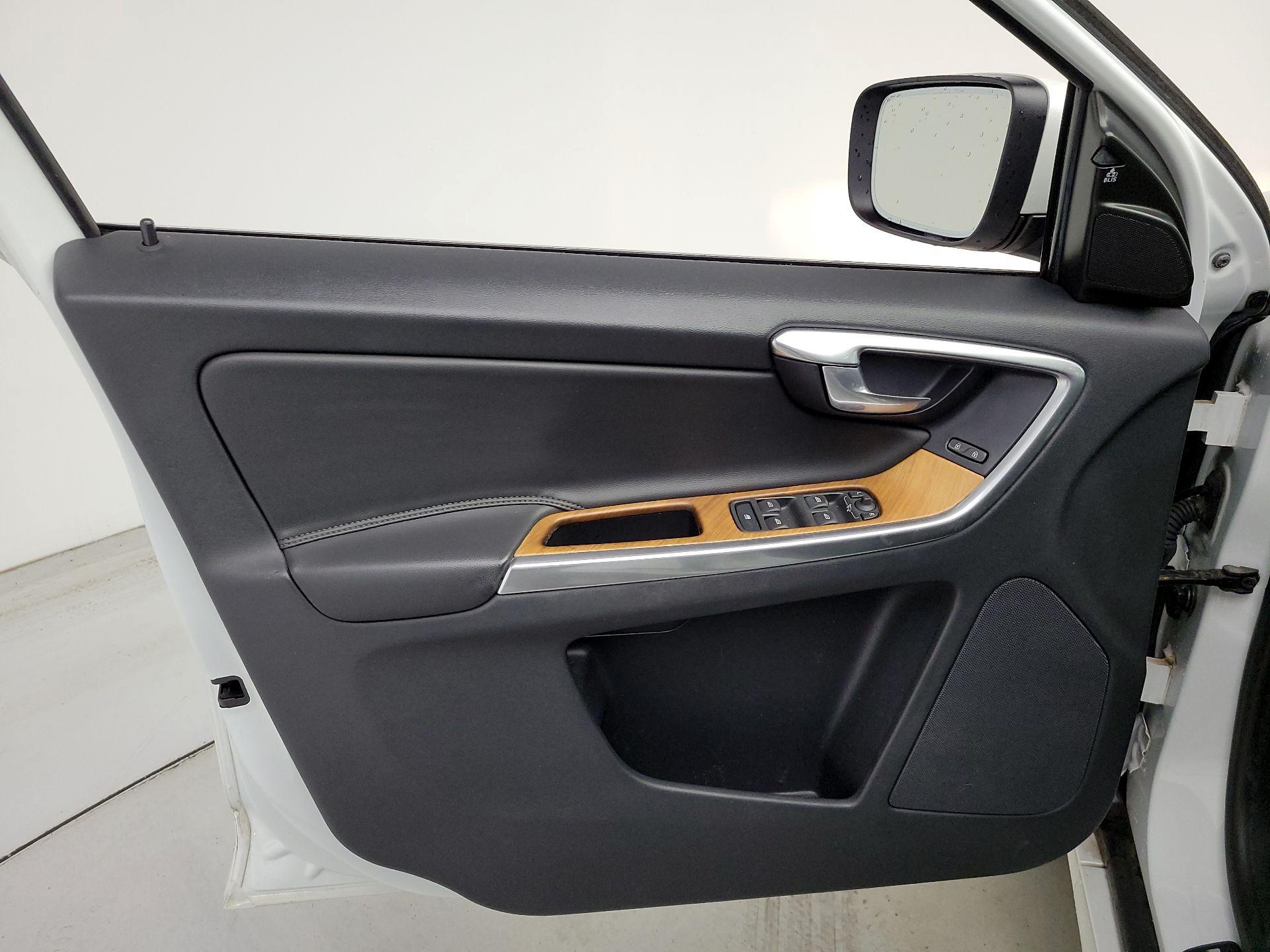 Thumbnail: 2017 Volvo XC60 - 12