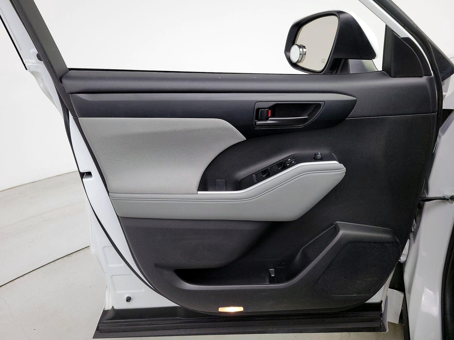 Thumbnail: 2023 Toyota Highlander - 12