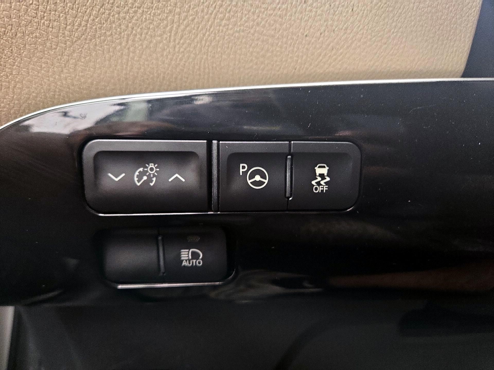 Thumbnail: 2018 Toyota Prius - 13